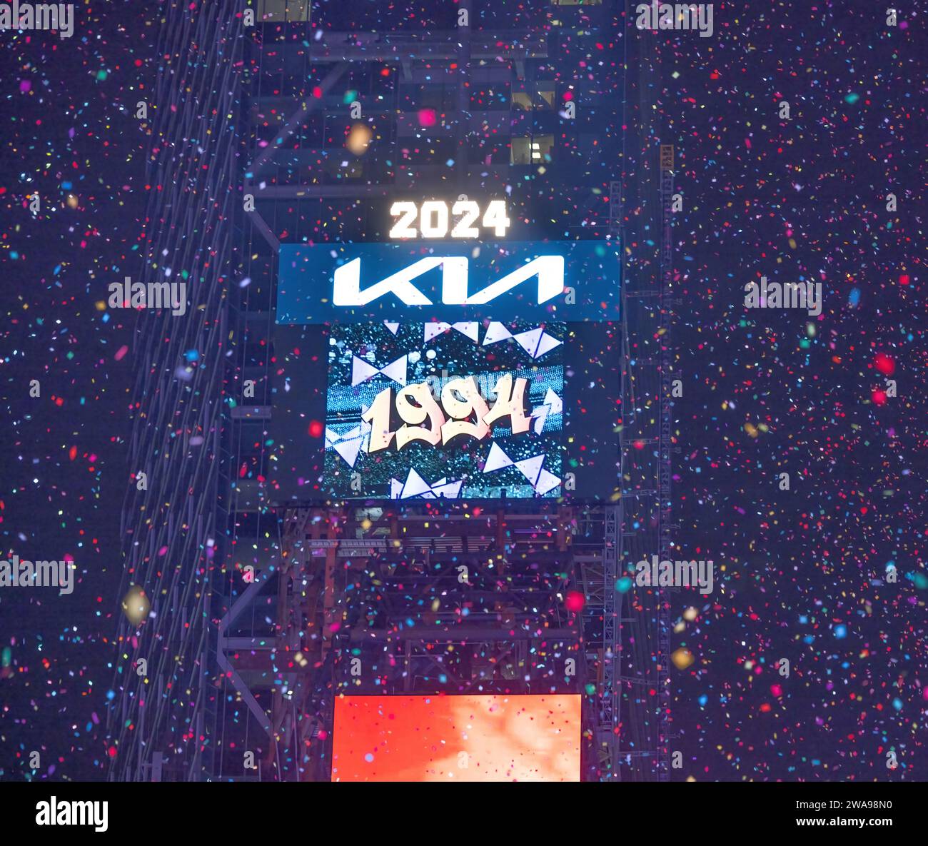 NEW YORK, New York – 1 janvier 2024 : les confettis tombent sur Times Square dans les premiers instants de 2024. Banque D'Images