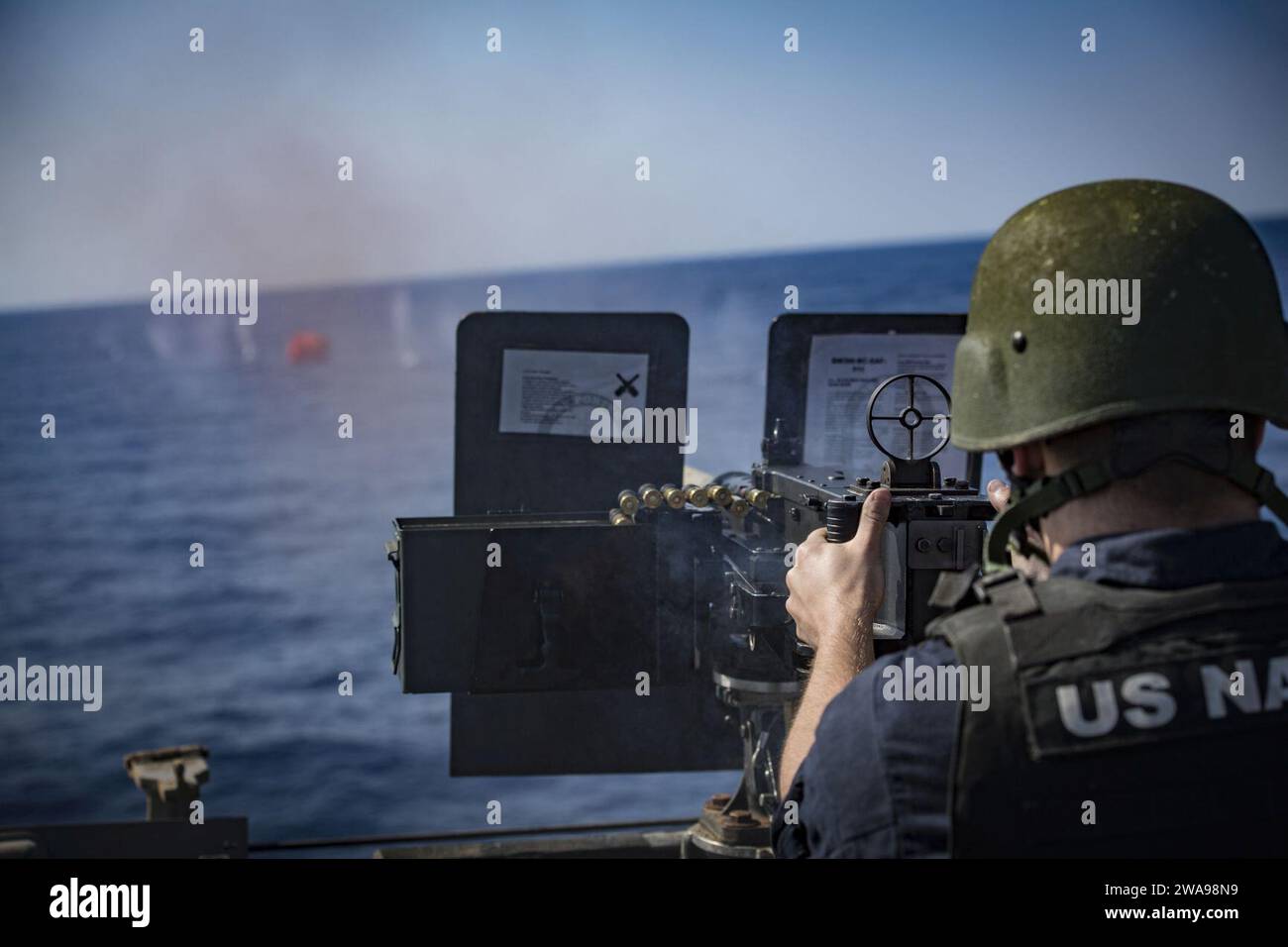 Forces militaires AMÉRICAINES. 180526JI086-373 MEDITERRANEAN SEA (26 mai 2018) Fire Controlman (Aegis) de 2e classe Tyler Dillehay, affecté au destroyer de missiles guidés de classe Arleigh Burke USS porter (DDG 78), tire une mitrailleuse de calibre .50 au cours d'un exercice de tir réel, le 26 mai 2018. Porter, déployé à l’avant à Rota, en Espagne, en est à sa cinquième patrouille dans la zone d’opérations de la 6e flotte américaine en appui aux intérêts de sécurité nationale des États-Unis en Europe et en Afrique. (Photo de l'US Navy par Ford Williams, spécialiste des communications de masse de 3e classe/publié) Banque D'Images