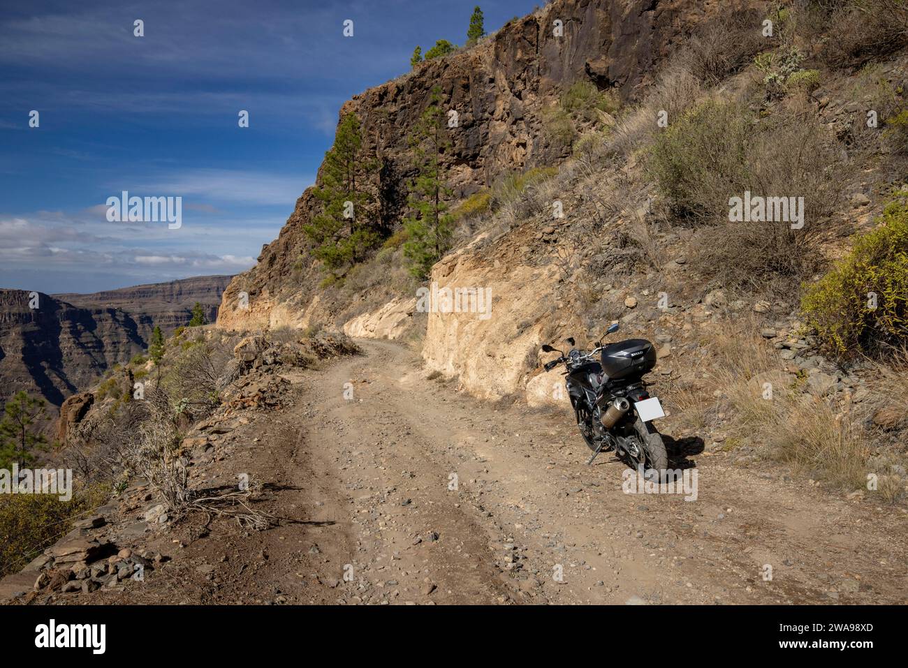 BMW R 850 GS moto sur route non pavée dans les montagnes, GC-604, Mirador el Acueducto, Barranco de Excusabaraja, Parque Natural de Pilancones, Gran ca Banque D'Images