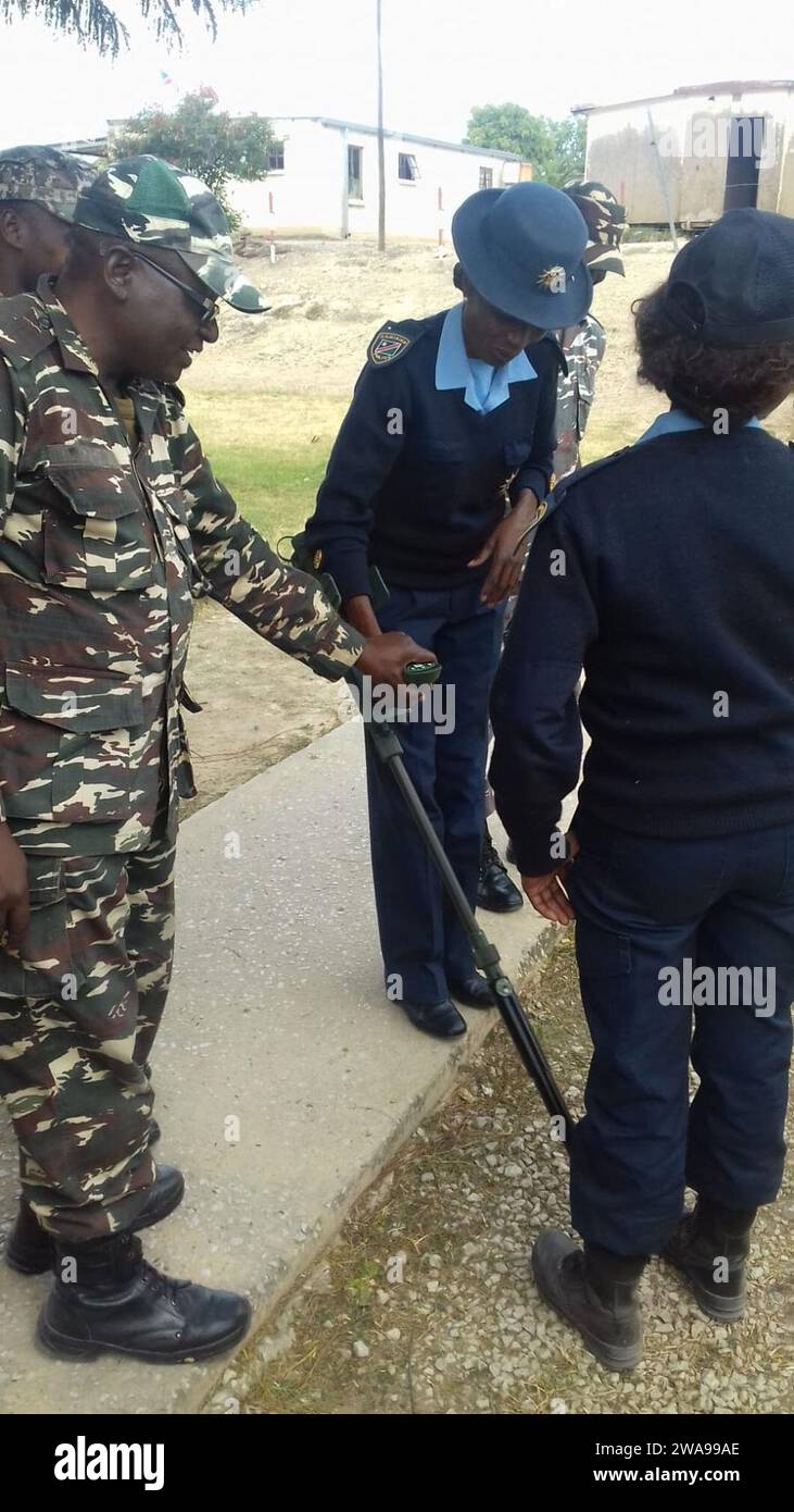 Forces militaires AMÉRICAINES. 180524N0901-001 NAMIBIE (24 mai 2018) des membres de la Force de défense namibienne et de la police namibienne utilisent des détecteurs de métaux pour rechercher des munitions non explosées au cours d'une formation organisée par le commandement américain pour l'Afrique en Namibie, le 24 mai 2018. Le U.S. Africa Command, dont le siège est à Stuttgart, en Allemagne, est l'un des six sièges militaires régionaux du Département de la Défense et a la responsabilité administrative du soutien militaire américain à la politique du gouvernement américain en Afrique, y compris les relations militaires avec 54 pays africains. (Photo de courtoisie/publié) Banque D'Images