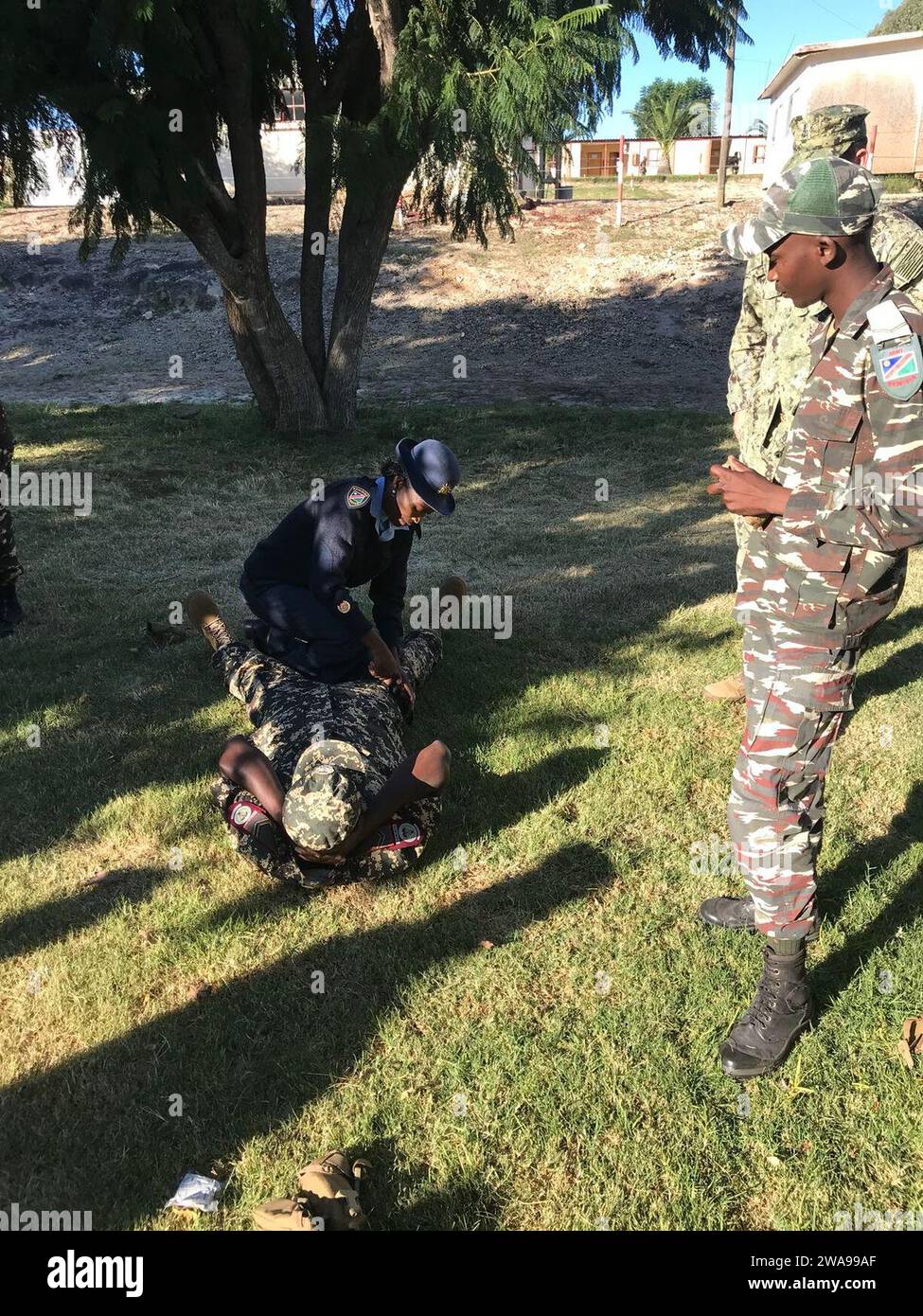 Forces militaires AMÉRICAINES. 180524N0901-004 NAMIBIE (24 mai 2018) les membres de la Force de défense namibienne et de la police namibienne reçoivent une formation sur les soins aux victimes de combat facilitée par le Commandement des États-Unis pour l'Afrique en Namibie, le 24 mai 2018. Le U.S. Africa Command, dont le siège est à Stuttgart, en Allemagne, est l'un des six sièges militaires régionaux du Département de la Défense et a la responsabilité administrative du soutien militaire américain à la politique du gouvernement américain en Afrique, y compris les relations militaires avec 54 pays africains. (Photo de courtoisie/publié) Banque D'Images
