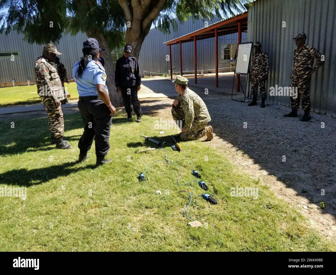 Forces militaires AMÉRICAINES. 180524N0901-002 NAMIBIE (24 mai 2018) les membres des Forces de défense namibiennes et de la police namibienne reçoivent une démonstration des procédures d'élimination des munitions non explosées au cours de la formation organisée par le U.S. Africa Command en Namibie, le 24 mai 2018. Le U.S. Africa Command, dont le siège est à Stuttgart, en Allemagne, est l'un des six sièges militaires régionaux du Département de la Défense et a la responsabilité administrative du soutien militaire américain à la politique du gouvernement américain en Afrique, y compris les relations militaires avec 54 pays africains. (Photo de courtoisie/R Banque D'Images