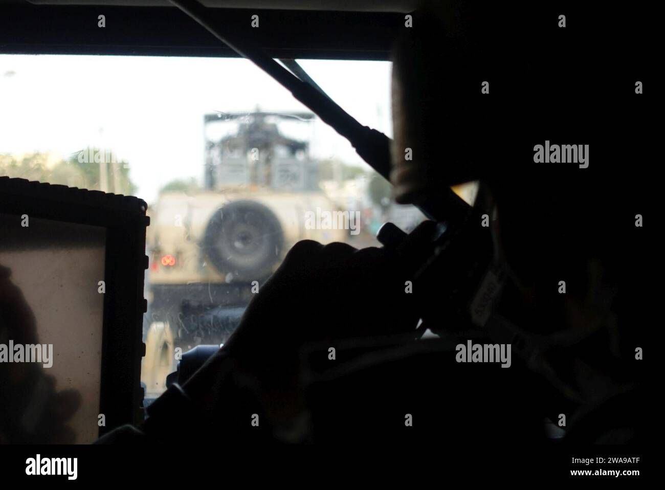 Forces militaires AMÉRICAINES. 180608FD185-08697 DJIBOUTI VILLE, Djibouti (8 juin 2018) Un commandant de véhicule affecté au Groupe opérationnel (TG) 68,6 communique par radio depuis l'arrière d'un convoi lors d'un voyage à Djibouti ville, Djibouti, le 8 juin 2018. Le TG-68,6 est déployé à l'avant dans la zone d'opérations de la 6e flotte américaine et mène des opérations navales et interarmées, souvent de concert avec des partenaires alliés et interagences, afin de promouvoir les intérêts nationaux américains, la sécurité et la stabilité en Europe et en Afrique. (Photo de l'US Navy par Engineman 2e classe Carlos Monsalve/publié) Banque D'Images