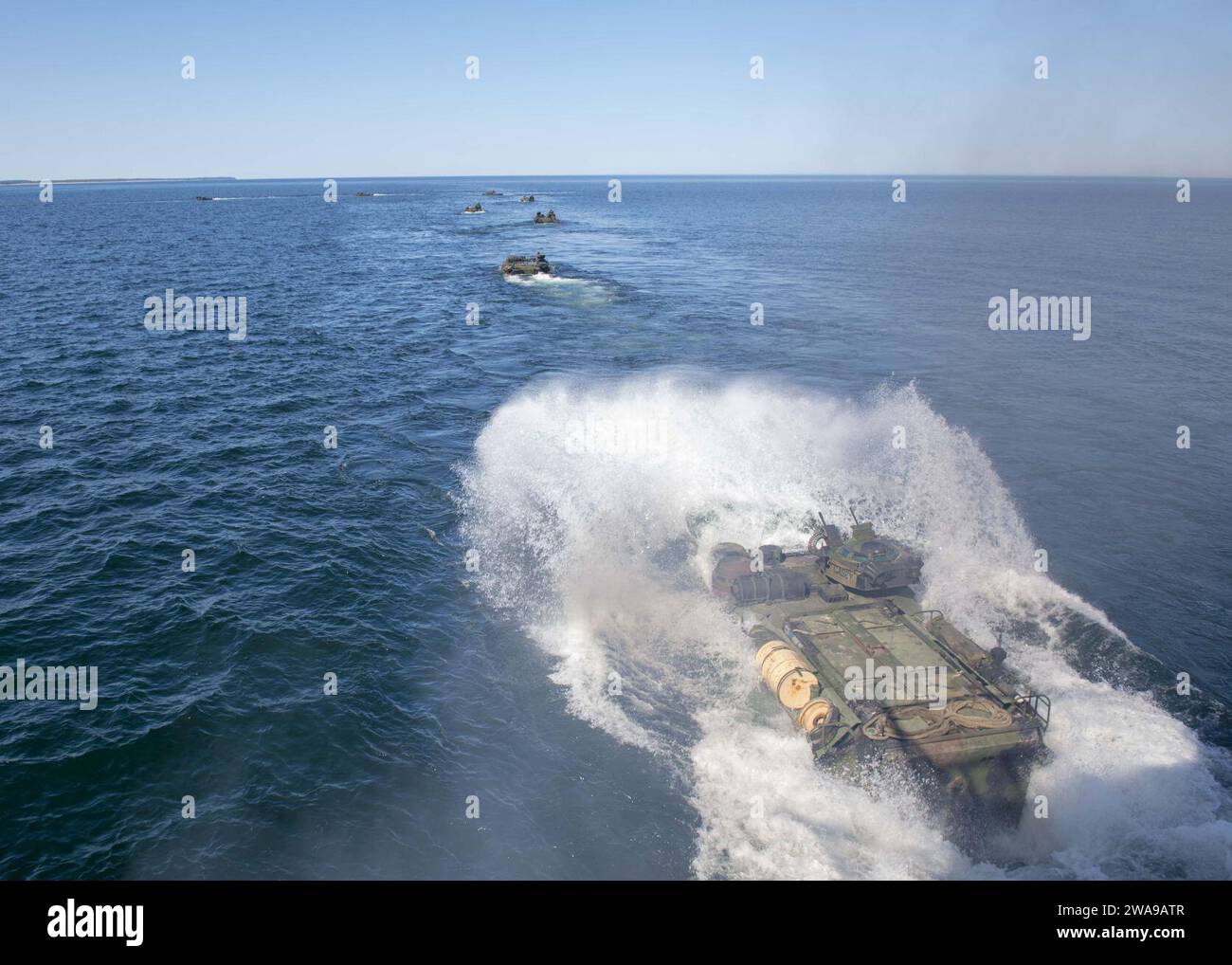 Forces militaires AMÉRICAINES. 180607PC620-0121 BALTIC SEA (7 juin 2018) un véhicule amphibie d'assaut AAV-P7/A1 attaché à la 26th Marine Expeditionary Unit quitte le pont du navire de débarquement de la classe Harpers Ferry USS Oak Hill (LSD 51) lors d'un exercice d'assaut amphibie pendant l'exercice Baltic Operations (BALTOPS) 2018, juin 7. BALTOPS est le premier exercice annuel axé sur la mer dans la région de la Baltique et l'un des plus grands exercices d'Europe du Nord visant à améliorer la flexibilité et l'interopérabilité entre les pays alliés et partenaires. (Photo de l'US Navy par Mass communication Specialist 3rd Class Banque D'Images
