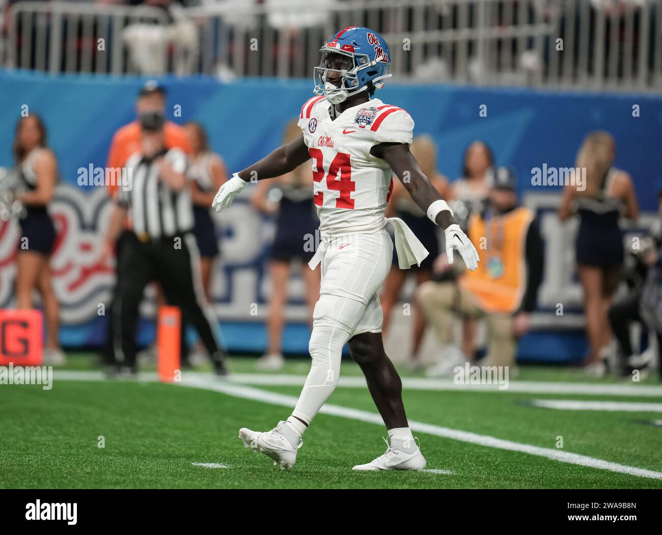 Mississippi Rebels Running Back Ulysses Bentley IV (24) donne le symbole Fair Catch lors du premier quart Chick-fil-A Peach Bowl College match de football entre Pen State vs Mississippi Rebels au stade Mercedes-Benz le 1er janvier 2023 à Atlanta, Géorgie. Les rebelles du Mississippi battent Pen State 38-25 (David Venezia / image du sport) Banque D'Images