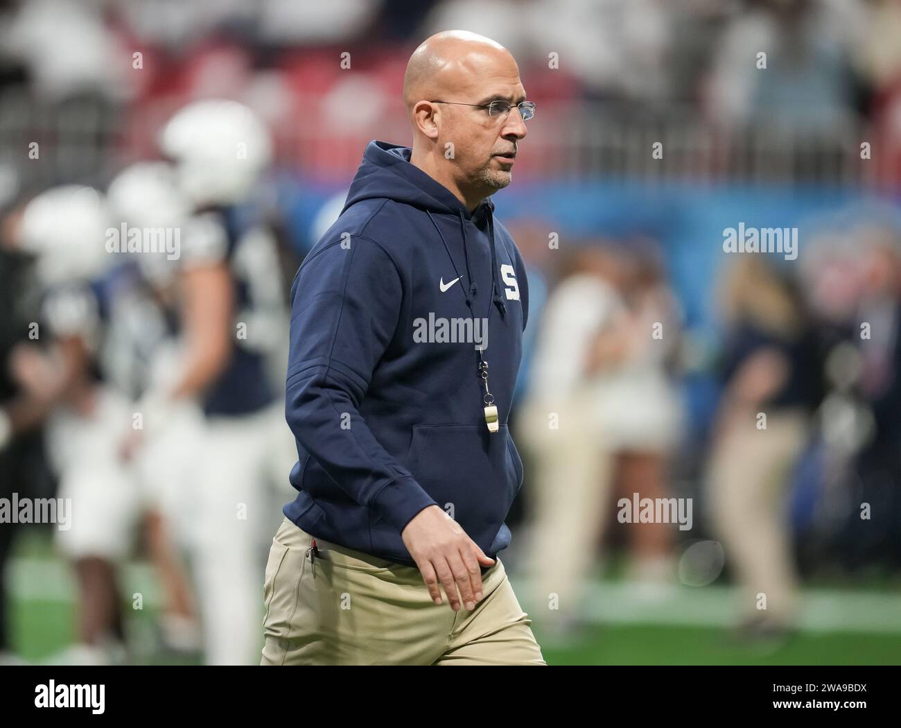 L'entraîneur-chef des Nittany Lions de Penn State James Franklin se dirige vers ses joueurs Chick-fil-A Peach Bowl College match de football entre Pen State vs Mississippi Rebels au Mercedes-Benz Stadium le 1er janvier 2023 à Atlanta, en Géorgie. (David Venezia / image du sport) Banque D'Images