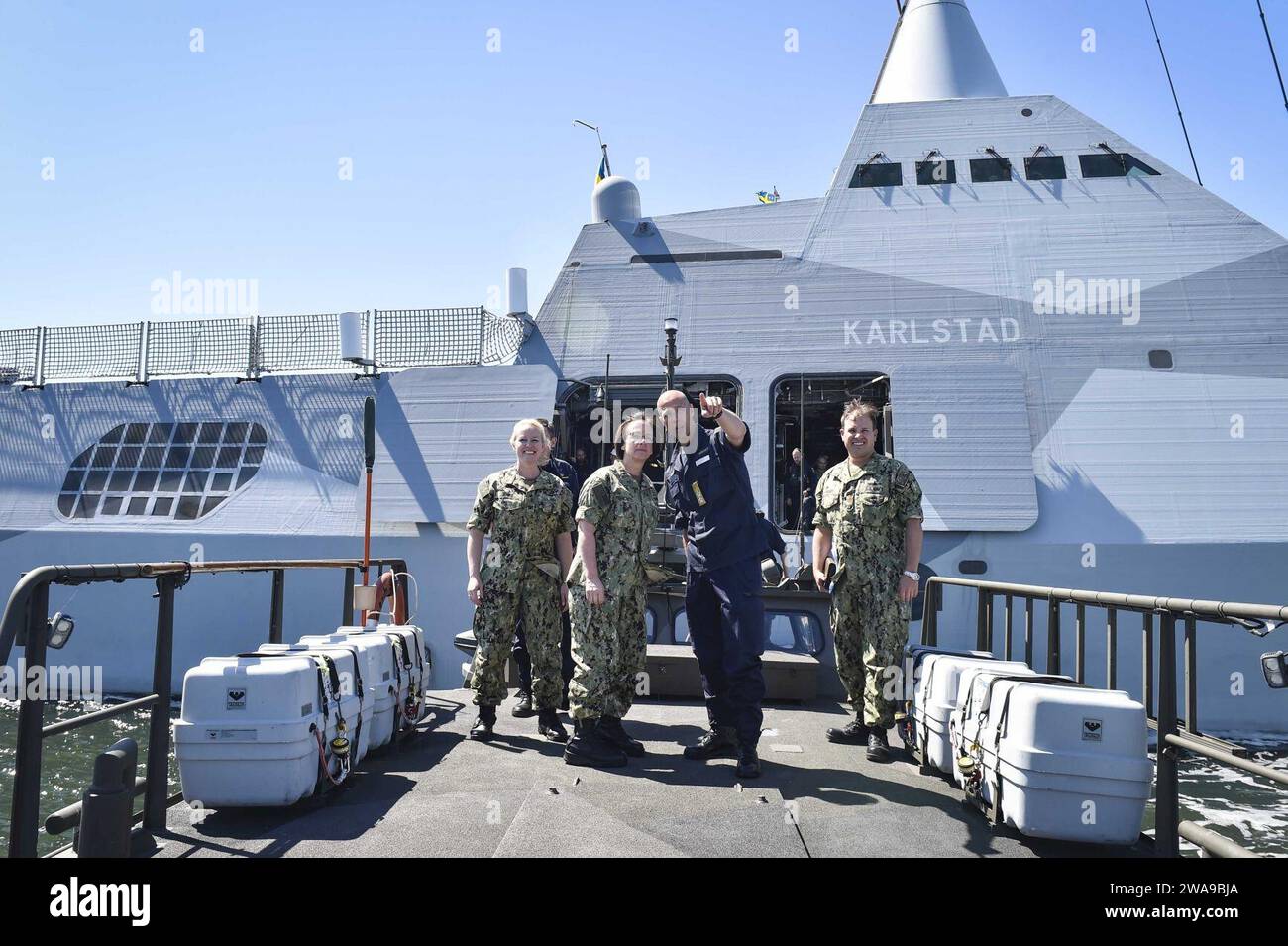 Forces militaires AMÉRICAINES. 180611XT273-933 KARLSKRONA, Suède (le 11 juin 2018) la vice-amiral Lisa M. Franchetti, commandant de la 6e flotte américaine et commandant des Forces navales de frappe et de soutien de l'OTAN, s'entretient avec le contre-amiral Jens Nykvist, chef d'état-major de la Marine royale suédoise, lors d'une visite à la Royal Swedish Navy Corvette HMS Karlstad (K35) de classe Visby au cours de l'exercice Baltic Operations (BALTOPS) 2018 à Karlskrona, Suède, juin 11. BALTOPS est le premier exercice annuel axé sur la mer dans la région de la Baltique et l'un des plus grands exercices en Europe du Nord, améliorant la flexibilité et l'interopérabilité entre les alliés Banque D'Images