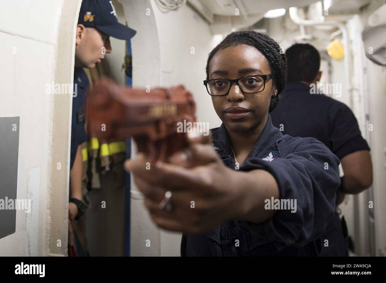 Forces militaires AMÉRICAINES. 180620KP946-0016 MER MÉDITERRANÉE (20 juin 2018) le spécialiste logistique de 3e classe Omani Welch, de San Antonio, participe à l'entraînement aux mouvements tactiques à bord du destroyer de missiles guidés de classe Arleigh Burke USS Donald Cook (DDG 75) le 20 juin 2018. Donald Cook, déployé à Rota, en Espagne, effectue sa septième patrouille dans la zone d’opérations de la 6e flotte américaine en soutien aux alliés et partenaires régionaux et aux intérêts de sécurité nationale des États-Unis en Europe et en Afrique. (Photo de l'US Navy par Alyssa Weeks, spécialiste en communication de masse de 2e classe / publié) Banque D'Images