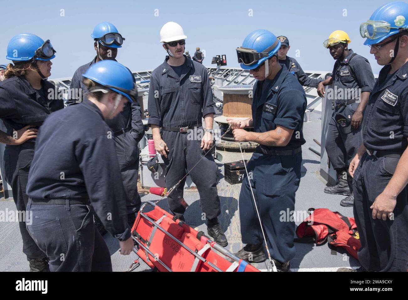 Forces militaires AMÉRICAINES. 180625DZ642-0014 MER MÉDITERRANÉE (25 juin 2018) des marins effectuent un entraînement sur civière sur le FO'c'sle à bord du croiseur de missiles guidés USS Normandy (CG 60). Normandy est actuellement déployé dans le cadre du Harry S. Truman Carrier Strike Group. Avec Harry S. Truman comme navire amiral, le déploiement des actifs du groupe d'attaque comprend les États-majors, les navires et les avions du Carrier Strike Group (CSG) 8, du Destroyer Squadron (DESRON) 28 et du Carrier Air Wing (CVW) 1 ; ainsi que la frégate allemande FGS Hessen (F 221) de classe Sachsen. (Photo de l'US Navy par Bobby siens/Relea, spécialiste des communications de masse de 2e classe Banque D'Images