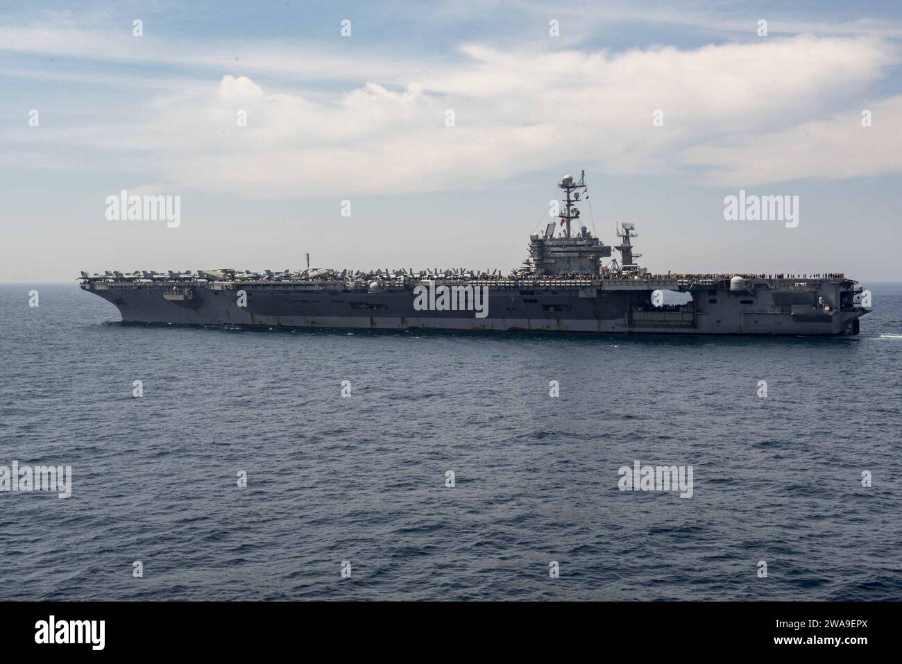 Forces militaires AMÉRICAINES. 180708DZ642-0103 OCÉAN ATLANTIQUE (8 juillet 2018) le porte-avions de classe Nimitz USS Harry S. Truman (CVN 75) vole dans l'océan Atlantique. Normandy est actuellement déployé dans le cadre du Harry S. Truman Carrier Strike Group. Avec Harry S. Truman comme navire amiral, le déploiement des actifs du groupe d'attaque comprend les États-majors, les navires et les avions du Carrier Strike Group (CSG) 8, du Destroyer Squadron (DESRON) 28 et du Carrier Air Wing (CVW) 1 ; ainsi que la frégate allemande FGS Hessen (F 221) de classe Sachsen. (Photo de l'US Navy par Bobby siens, spécialiste des communications de masse de 2e classe) Banque D'Images