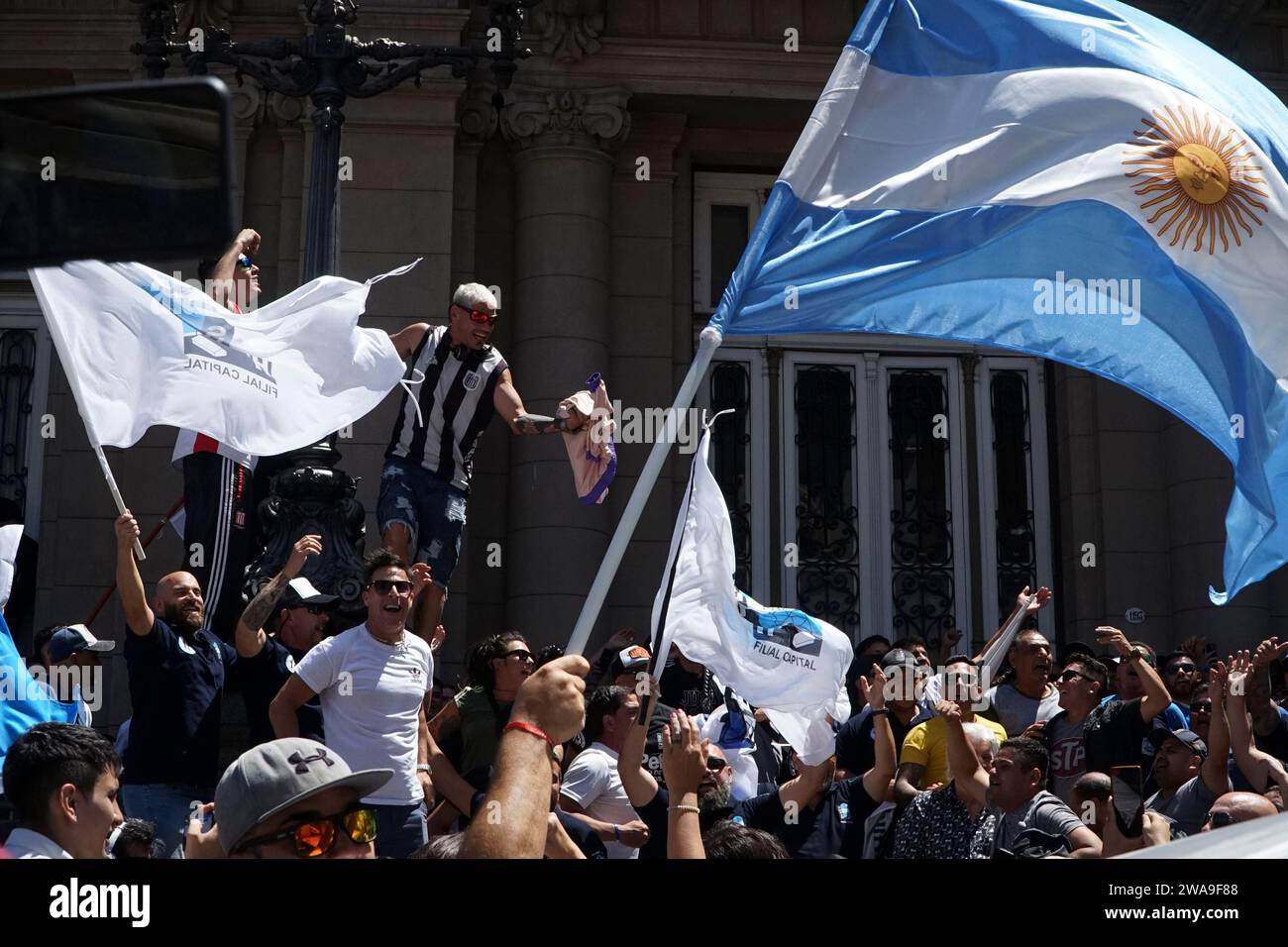 Trabajadores se manifiestan en contra del decreto del Presidente Milei. La Plaza frente a los Tribunales y las escalinatas del teatro Colón ocupadas p Banque D'Images