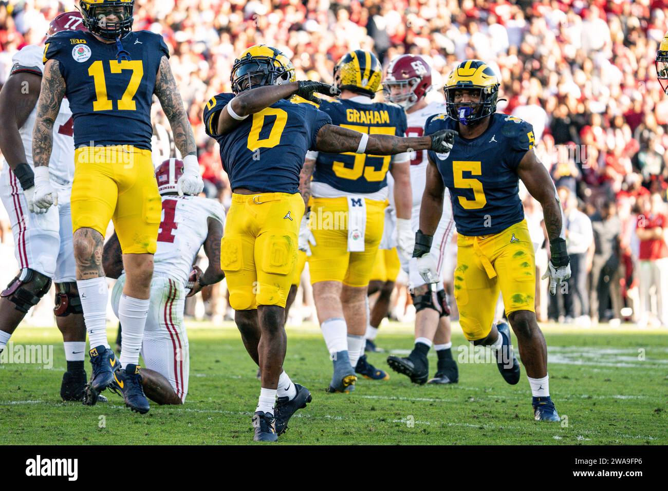 Le défensif des Michigan Wolverines Mike Sainristil (0) célèbre lors de la demi-finale de la CFP au Rose Bowl Game contre l'Alabama Crimson Tide, LUN Banque D'Images