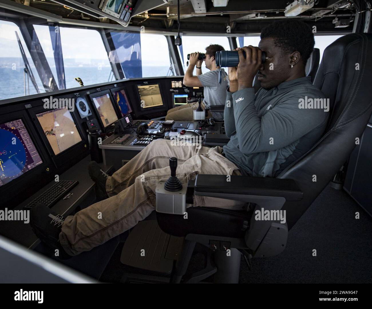 Forces militaires AMÉRICAINES. VARNA, Bulgarie (27 août 2018) le marin de la fonction publique Teravonic Richards est debout à bord du navire de transport rapide expéditionnaire de classe Spearhead USNS Carson City (T-EPF 7) alors que le navire arrive à Varna, Bulgarie, le 27 août 2018. Carson City est le septième des neuf navires expéditionnaires de transport rapide dans l'inventaire du Military Sealift Command avec une mission principale de fournir le transport rapide de matériel militaire et de personnel dans le théâtre via sa zone de mission reconfigurable de 20 000 pieds carrés et des sièges pour 312 passagers. (Photo de l'US Navy par Mass communication Specialist 1 Banque D'Images