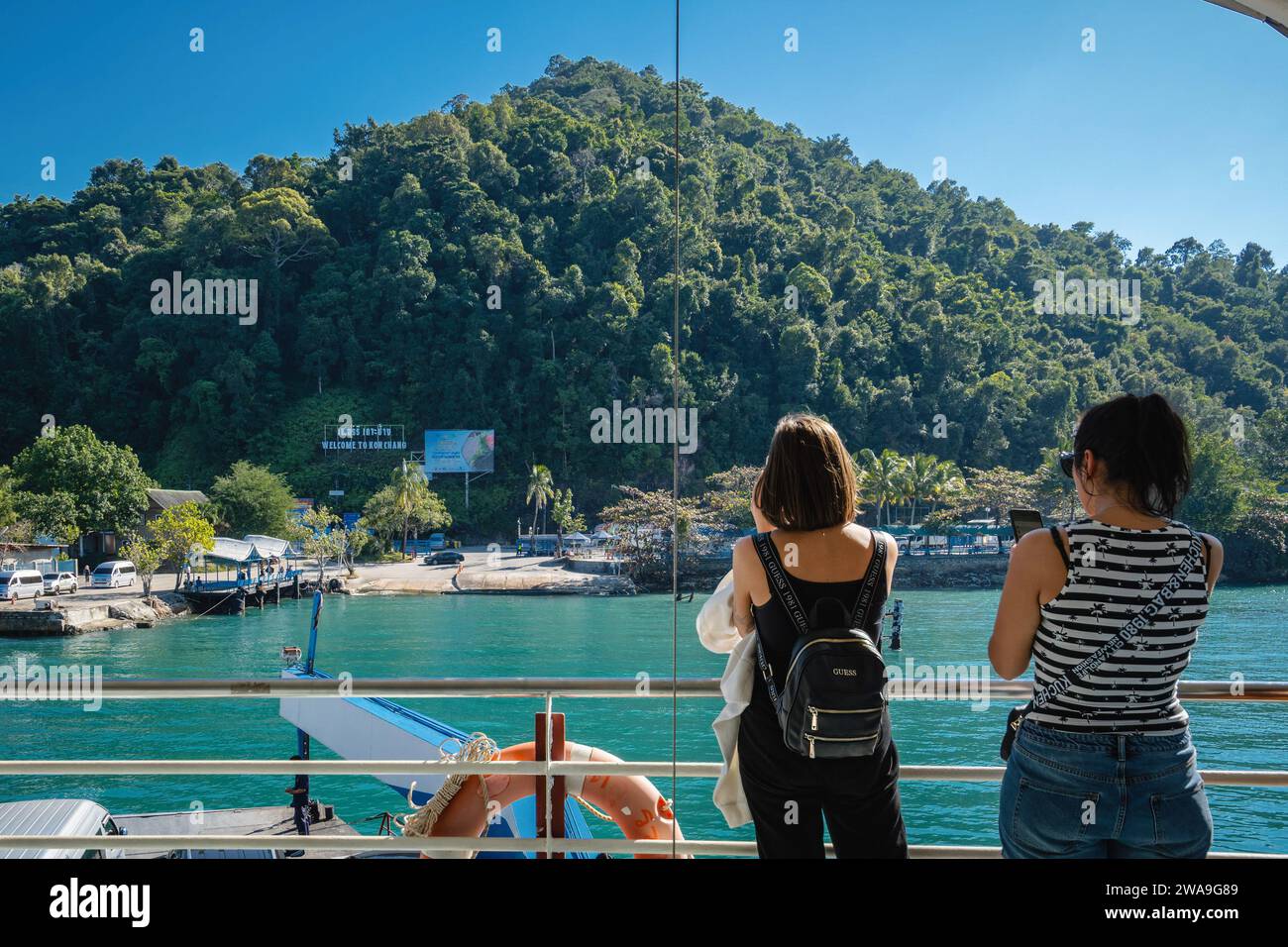 Koh Chang, Thaïlande. 28 décembre 2023. Les touristes sont vus prendre des photos du ferry, à leur arrivée à l'île de Koh Chang. Le ferry pour l'île de Koh Chang part du continent Ao Thammachat Pier sur le continent pour arriver à Ao Sapparot Pier sur la côte nord-est de Koh Chang. L'île de Koh Chang, connue sous le nom d'« île des éléphants » en raison de son promontoire en forme d'éléphant, est la troisième plus grande île de Thaïlande après Phuket et Samui. Crédit : SOPA Images Limited/Alamy Live News Banque D'Images