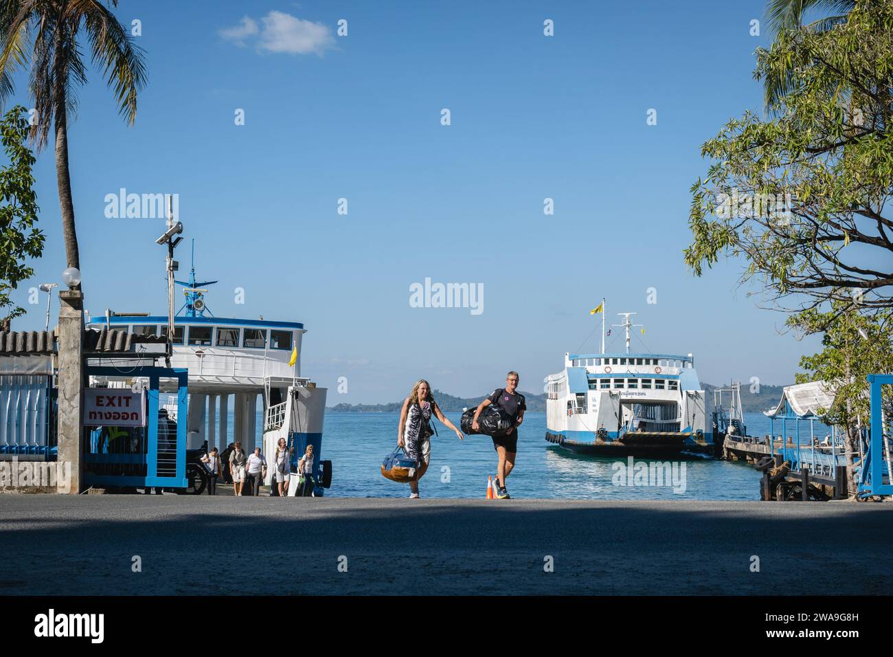 Koh Chang, Thaïlande. 28 décembre 2023. Les touristes arrivent du ferry, sur l'île de Koh Chang, à la jetée d'Ao Sapparot. Le ferry pour l'île de Koh Chang part du continent Ao Thammachat Pier sur le continent pour arriver à Ao Sapparot Pier sur la côte nord-est de Koh Chang. L'île de Koh Chang, connue sous le nom d'« île des éléphants » en raison de son promontoire en forme d'éléphant, est la troisième plus grande île de Thaïlande après Phuket et Samui. Crédit : SOPA Images Limited/Alamy Live News Banque D'Images