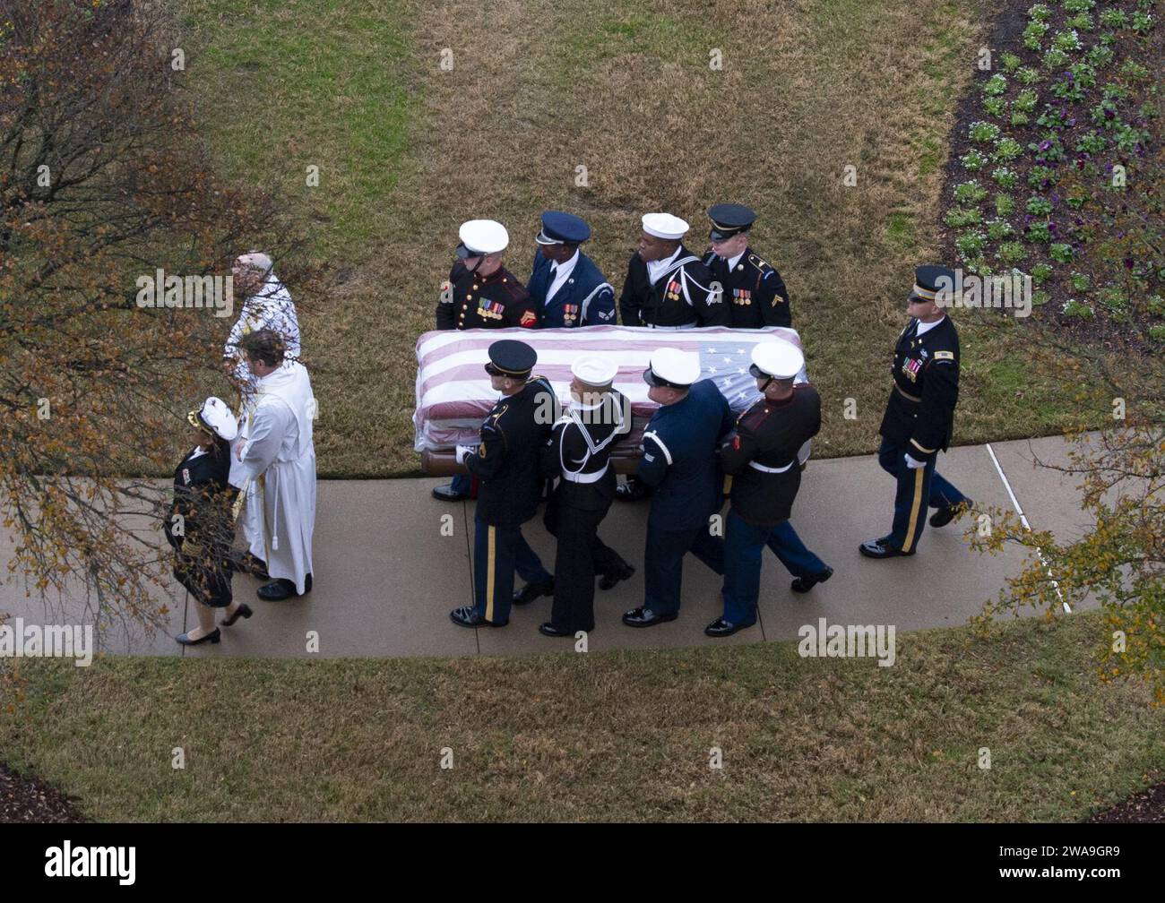 Forces militaires AMÉRICAINES. 181206WJ663-0456 COLLEGE STATION, Texas (6 décembre 2018) la Garde d'honneur de cérémonie transporte le cercueil de l'ancien président George H.W. Bush jusqu'à sa dernière demeure au George Bush Presidential Library Center de l'Université Texas A&M à College Station, Texas, le 6 décembre 2018. Bush, le 41e président des États-Unis, est décédé le 30 novembre 2018 à Houston, Texas, à l'âge de 94 ans. Bush a effectué 58 missions de combat en tant que pilote de la Marine pendant la Seconde Guerre mondiale, pour lesquelles il a reçu la Distinguished Flying Cross, trois médailles de l'Air et partagé la Presidential Unit Citation décernée à la lig Banque D'Images