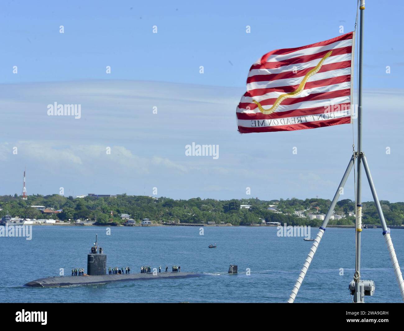 Forces militaires AMÉRICAINES. 181209ZD021-0070 PUERTO PRINCESA, Philippines (9 décembre 2018) le sous-marin d'attaque de classe Los Angeles USS Greenville (SSN 772) traverse la proue du sous-marin USS Emory S. Land (AS 39) avant de s'amarrer à côté du navire, 9 décembre 2018. L'Emory S. Land est un sous-marin expéditionnaire déployé à l'avant dans le cadre d'un déploiement étendu menant des amarrages tendus coordonnés et une maintenance à flot dans les zones d'opérations des 5e et 7e flottes des États-Unis. (Photo de l'US Navy par Daniel Willoughby, spécialiste des communications de masse de 2e classe/publié) Banque D'Images