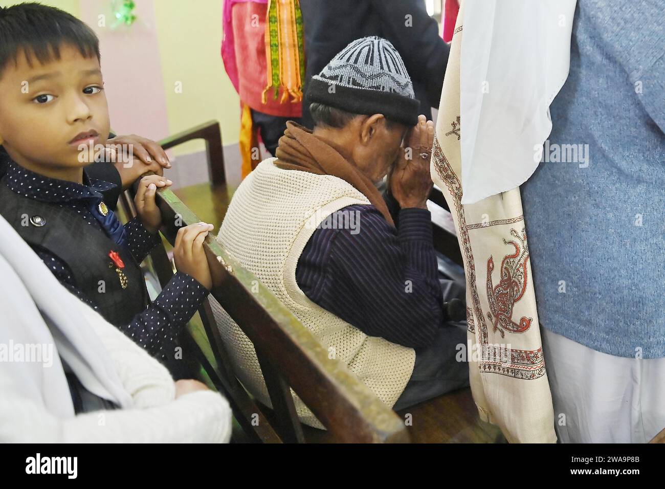 Les chrétiens assistent à une messe de Noël dans l'église Mariam Nagar à Agartala. Tripura, Inde. Banque D'Images