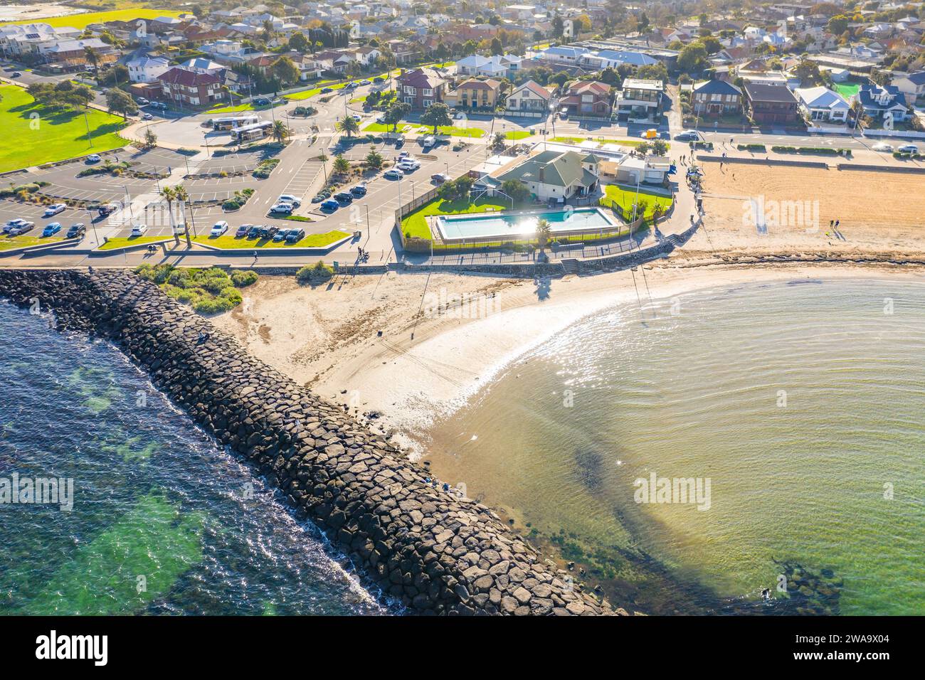 Vue aérienne d'une plage côté baie, le long d'une piscine, brise-lames rocheux à Williamstown à Melbourne, Victoria, Australie Banque D'Images