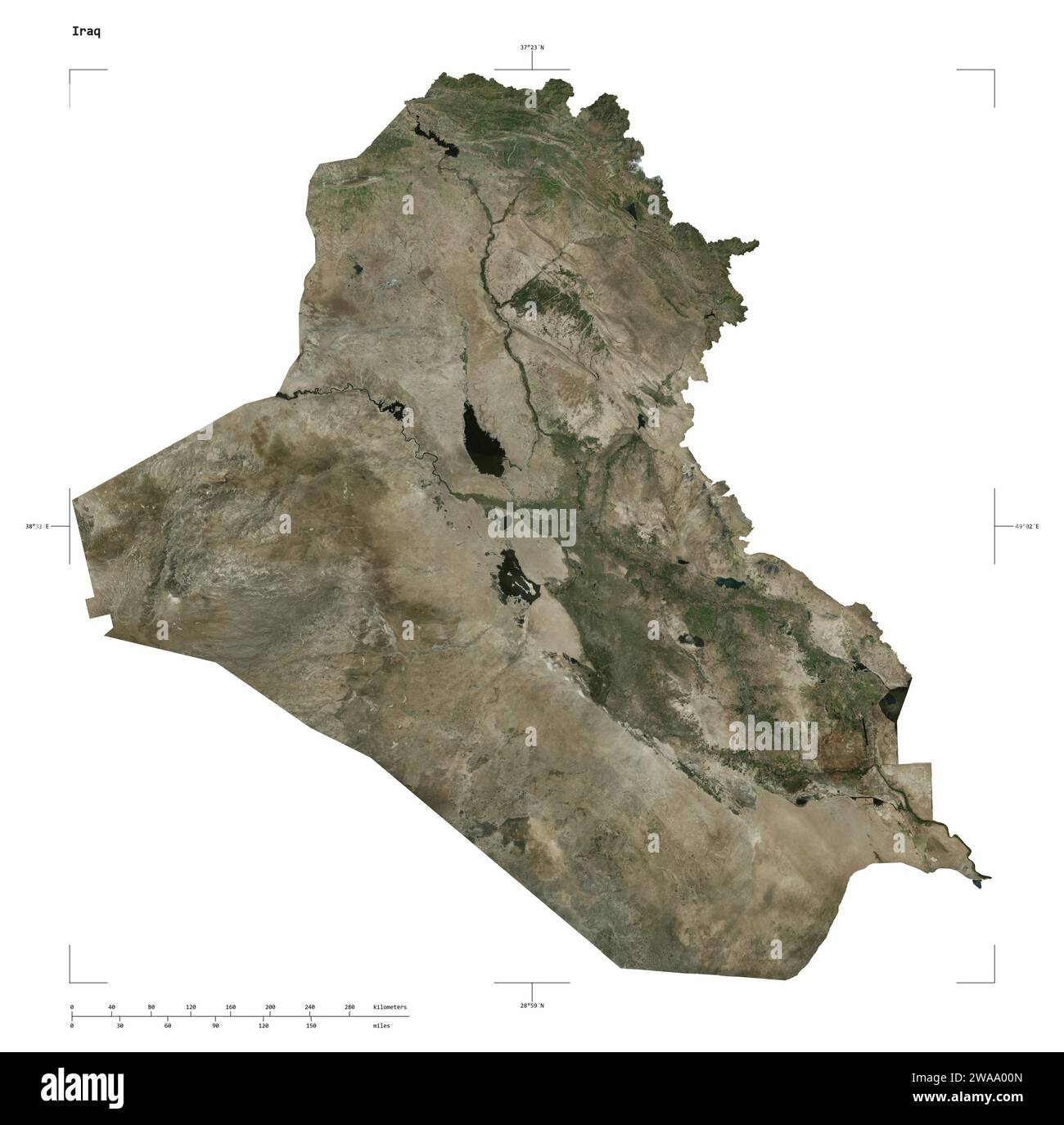 Forme d'une carte satellite à haute résolution de l'Irak, avec échelle de distance et coordonnées de la carte frontière, isolé sur blanc Banque D'Images