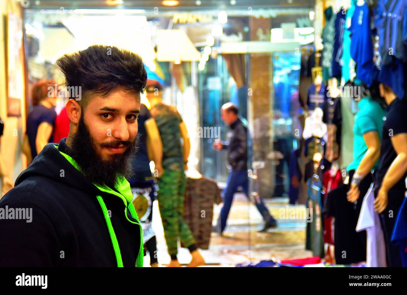 Homme iranien barbu cool surveillant son magasin au Grand Bazar à Téhéran, Iran. Magasin. Banque D'Images