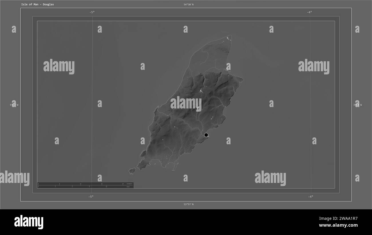 Île de Man mise en évidence sur une carte d'altitude en niveaux de gris avec la carte des lacs et rivières avec le point de la capitale du pays, la grille cartographique, l'échelle de distance et Banque D'Images