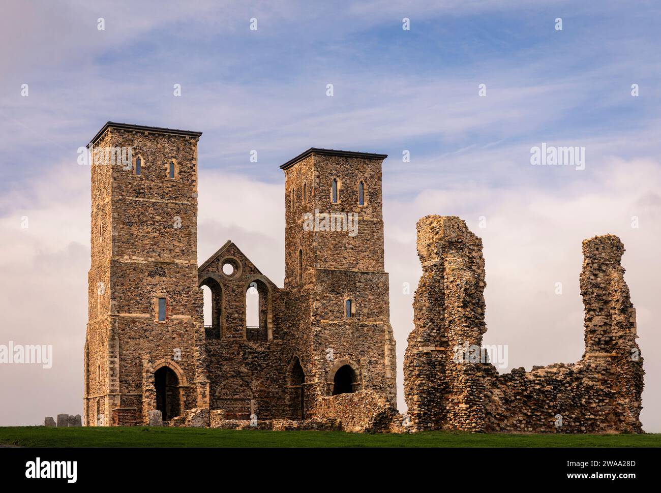 Les ruines de l'église des tours Reculver près de Herne Bay sur la côte nord-est du Kent au sud-est de l'Angleterre Banque D'Images