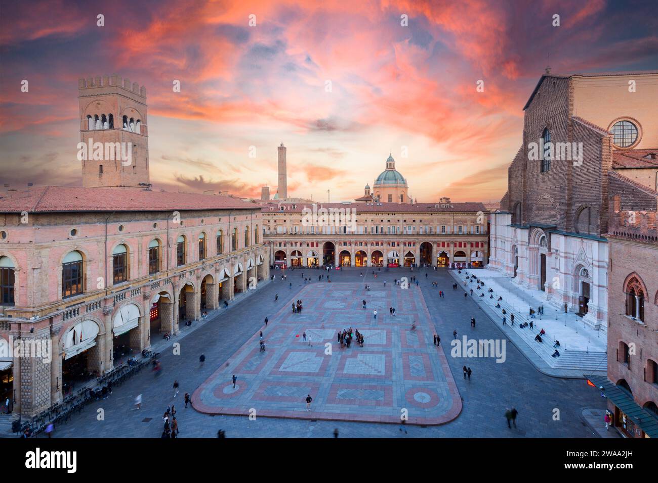 Vue de dessus depuis le drone de la Piazza Maggiore dans la ville de Bologne au coucher du soleil. Meilleure ville en Italie Europe en 2022. Magnifique panorama romantique. Unive Banque D'Images