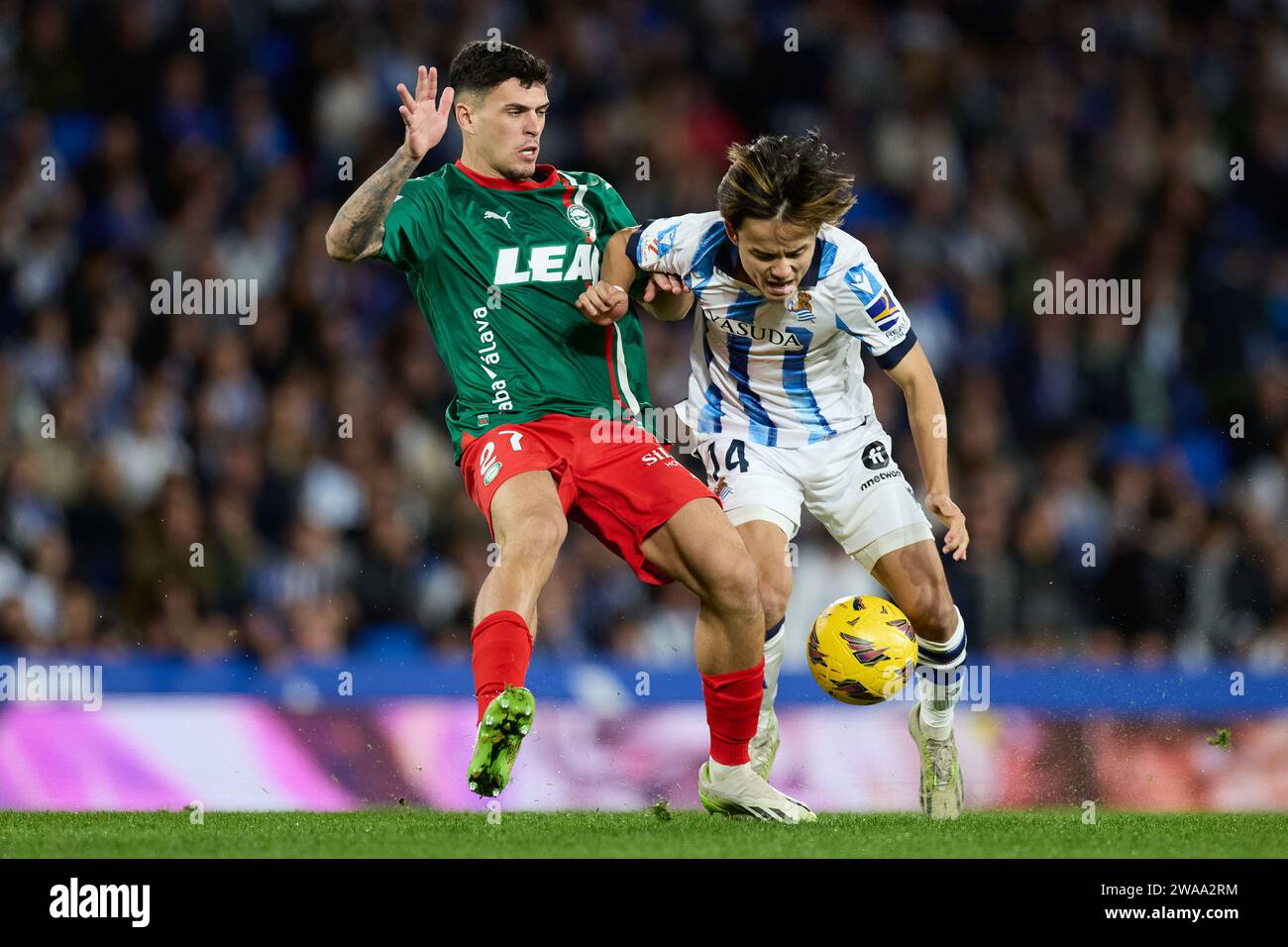 Javi Lopez de Deportivo Alaves est en compétition pour le ballon avec Takefusa Kubo de Real Sociedad lors du match de football de championnat d'Espagne de Liga entre Real Sociedad et Deportivo Alaves le 2 janvier 2024 à la Reale Arena de San Sebastian, Espagne Banque D'Images