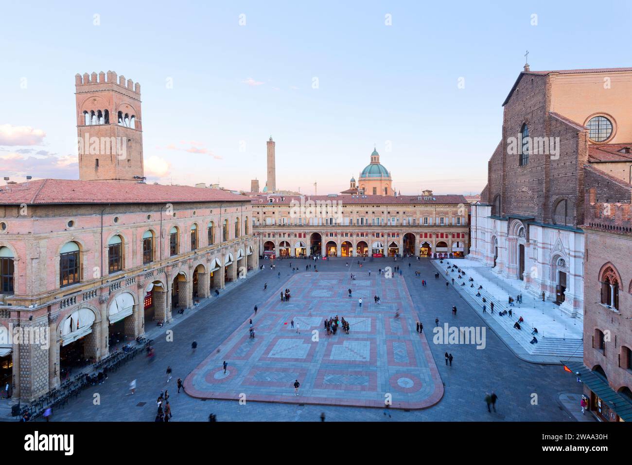 Vue de dessus depuis le drone de la Piazza Maggiore dans la ville de Bologne au coucher du soleil. Meilleure ville en Italie Europe en 2022. Magnifique panorama romantique. Unive Banque D'Images