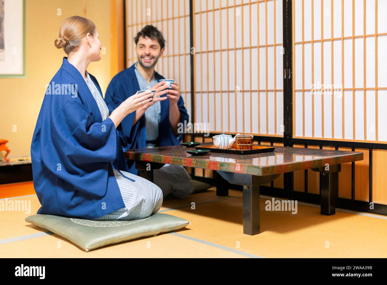 Couples caucasiens moments de vie dans une maison traditionnelle japonaise Banque D'Images