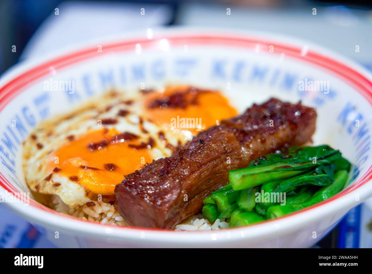 Délicieux riz au porc grillé à deux œufs dans le restaurant de thé de style Hong Kong Banque D'Images