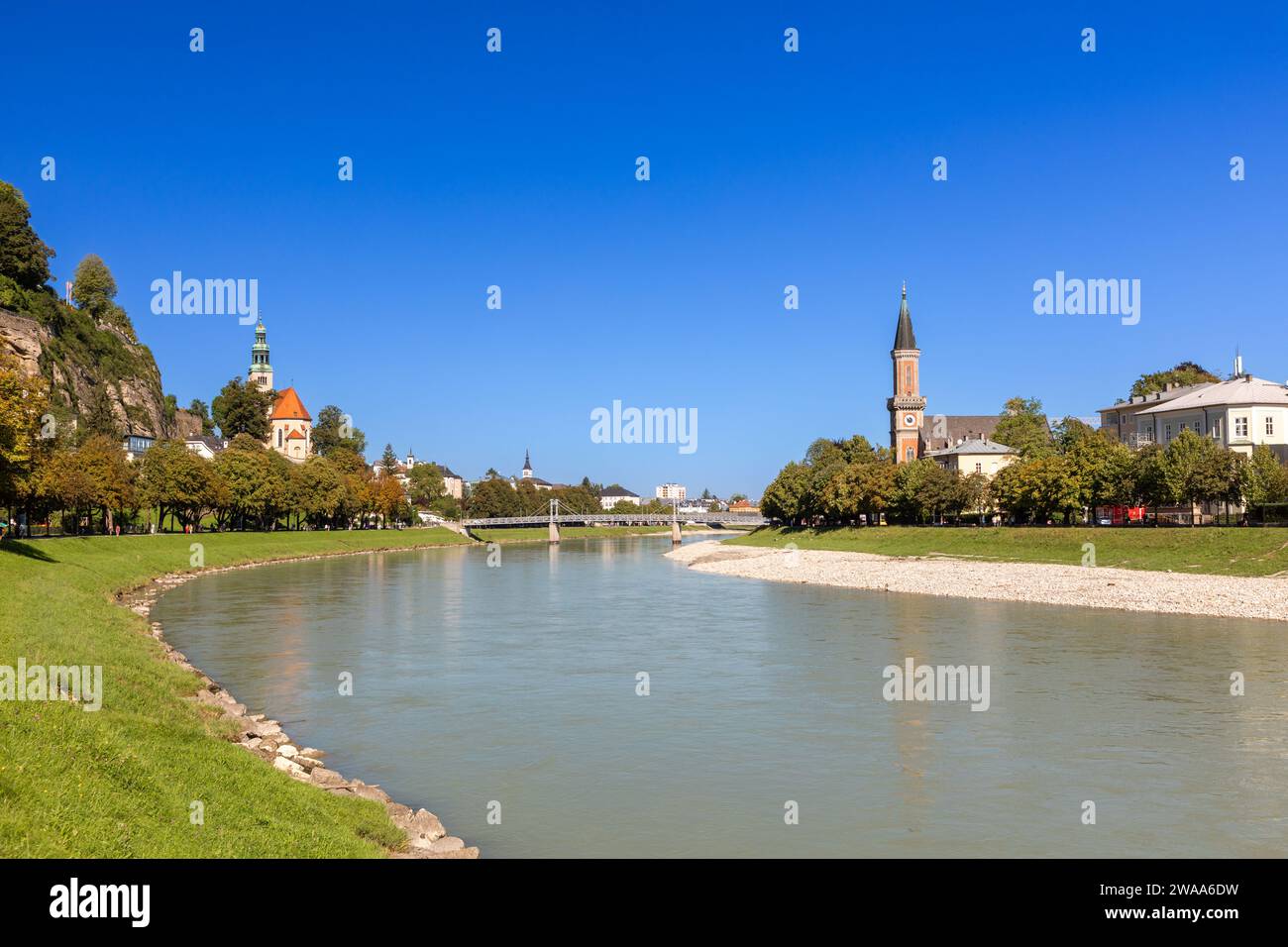 Vue sur la rivière Salzach jusqu'au pont Muellner Steg à Salzbourg, Autriche Banque D'Images