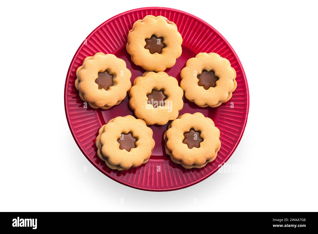 Biscuits traditionnels de Noël Linzer biscuits autrichiens ou allemands avec pâte brisée et garniture de confiture isolée sur fond blanc Banque D'Images