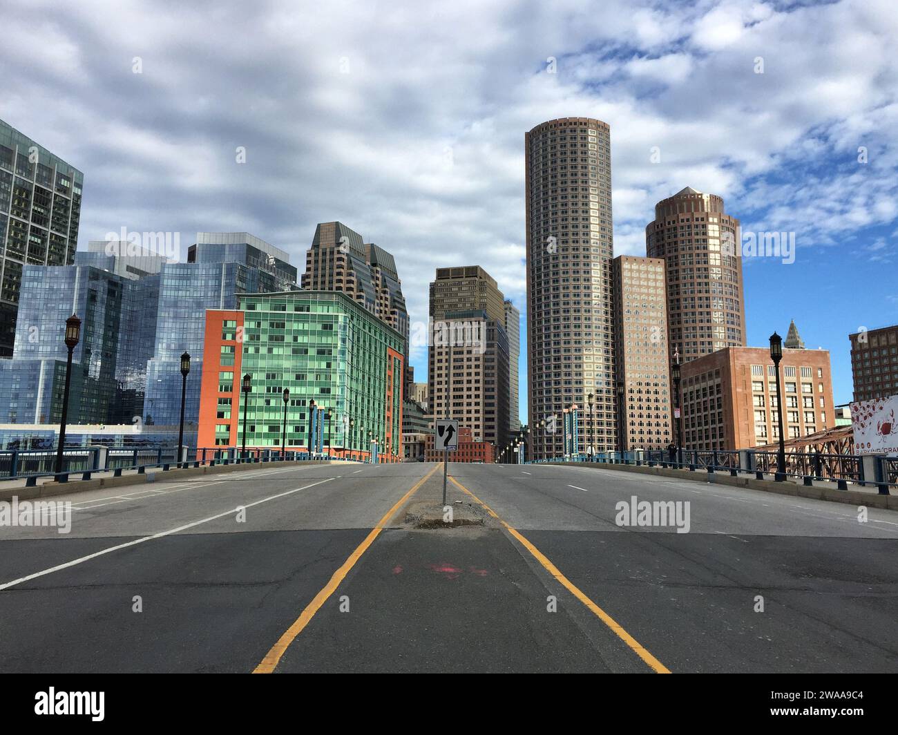 Les rues sereines de Boston contrastent avec son horizon dynamique, soulignant la diversité architecturale et le charme urbain de la ville. Banque D'Images