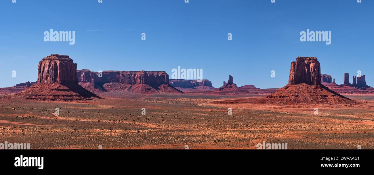Panorama de Monument Valley, Utah, USA, avec un ciel bleu profond, des couleurs étonnantes, du point de vue de l'artiste. Butte et collines, couleur orange et marron, colorée. Banque D'Images
