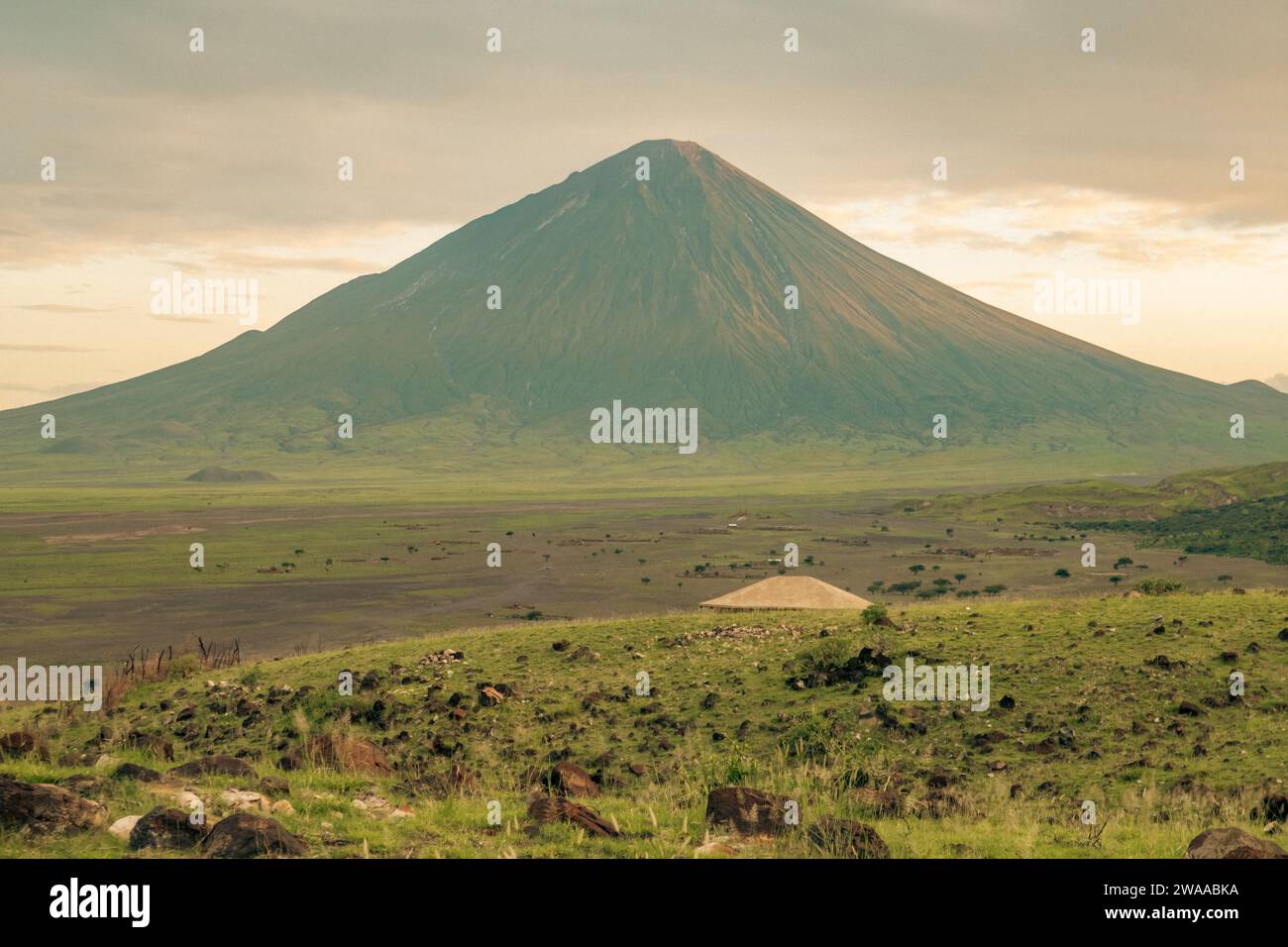 Vue panoramique du mont OL Doinyo Lengai dans la zone de conservation de Ngorongoro en Tanzanie Banque D'Images