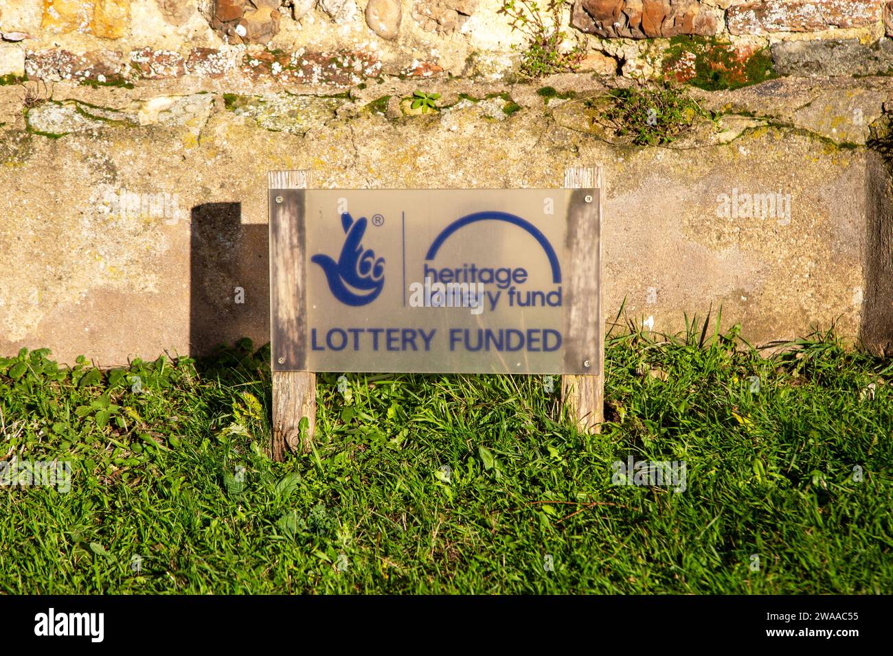 Avis de panneau financé par loterie à côté de l'église rénovée par National Lottery Funding, Shottisham, Suffolk, Angleterre, Royaume-Uni Banque D'Images