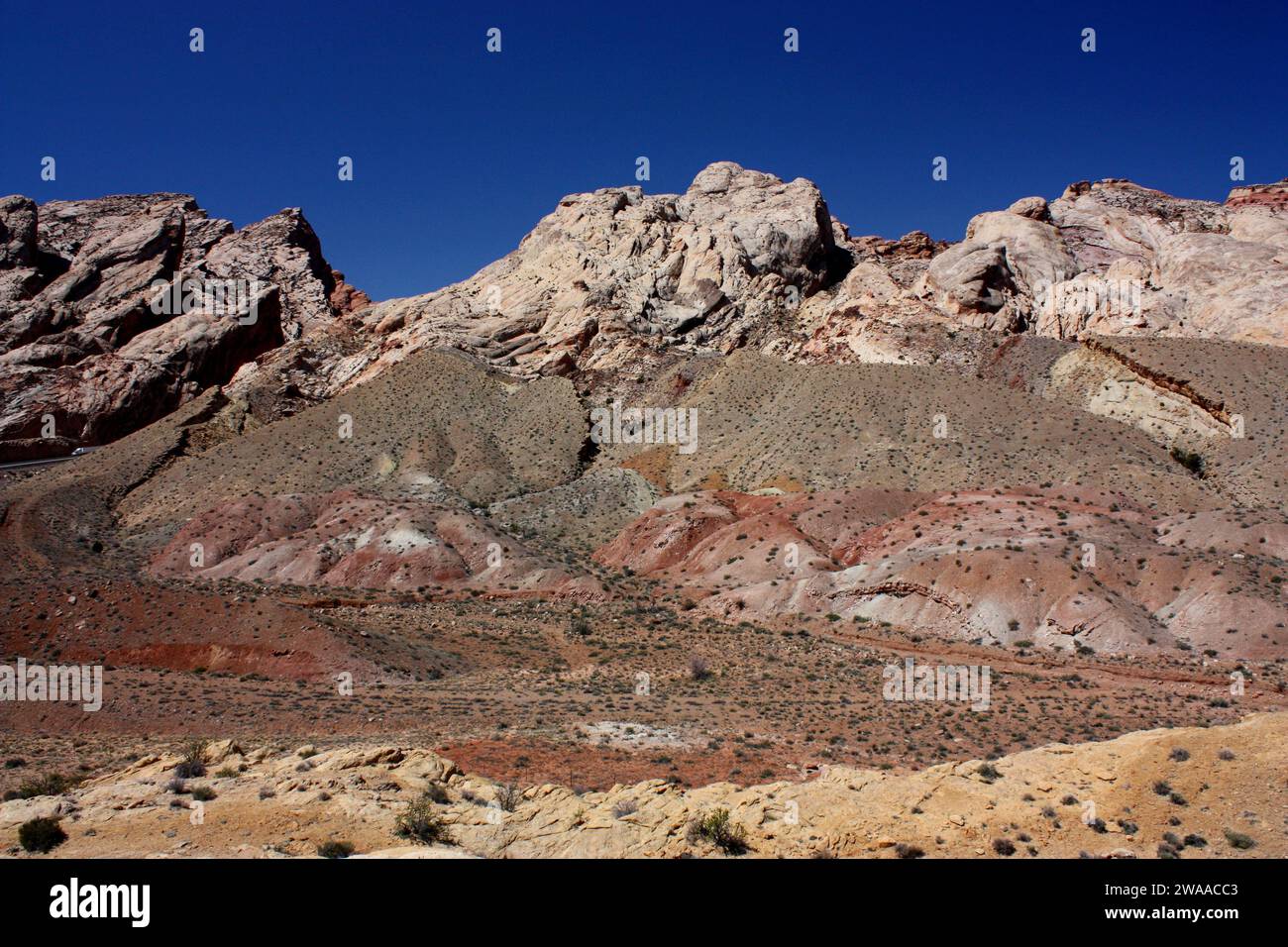 les formations rocheuses pittoresques et colorées du récif de san rafael par une journée ensoleillée, près de green river, utah Banque D'Images