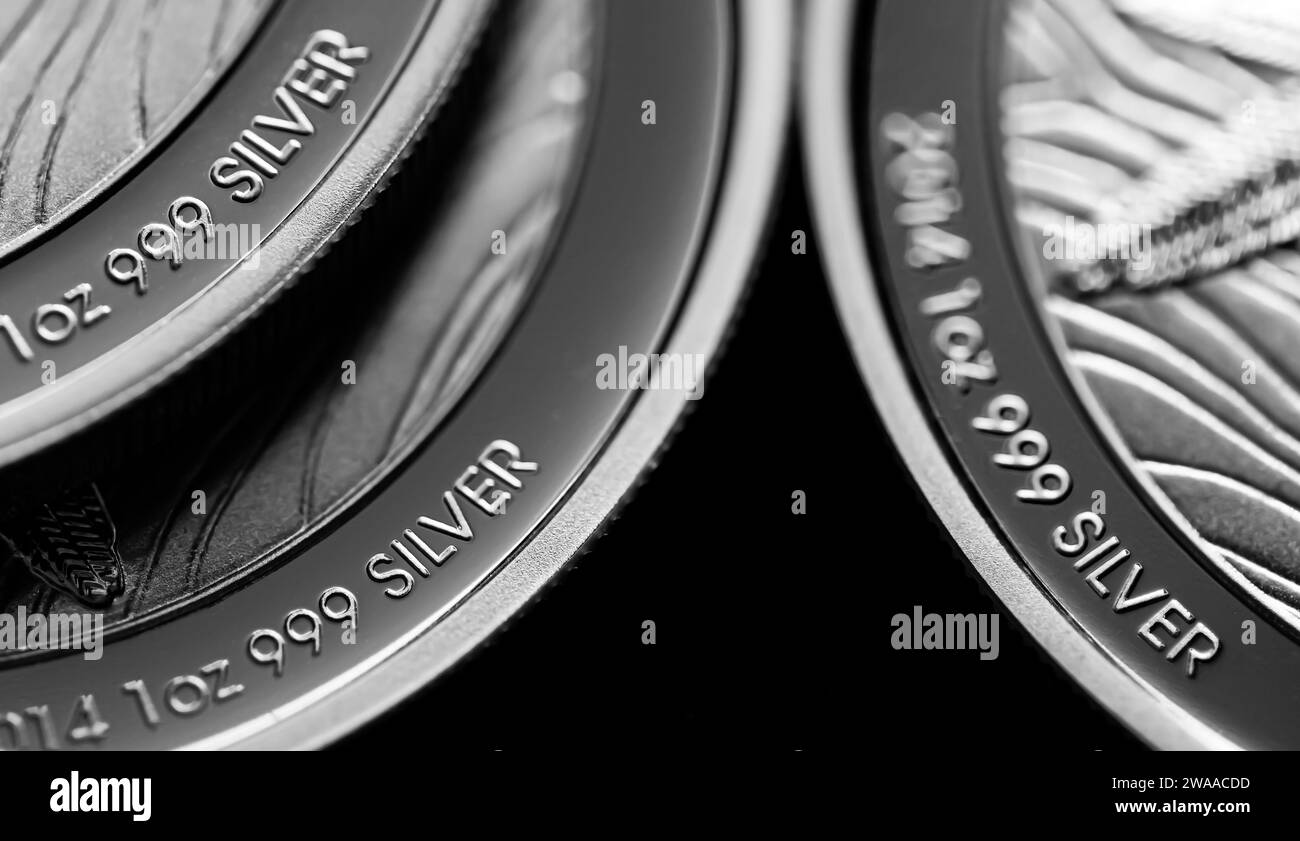 Macro gros plan de Silver Bullion coin sur fond noir miroir Banque D'Images