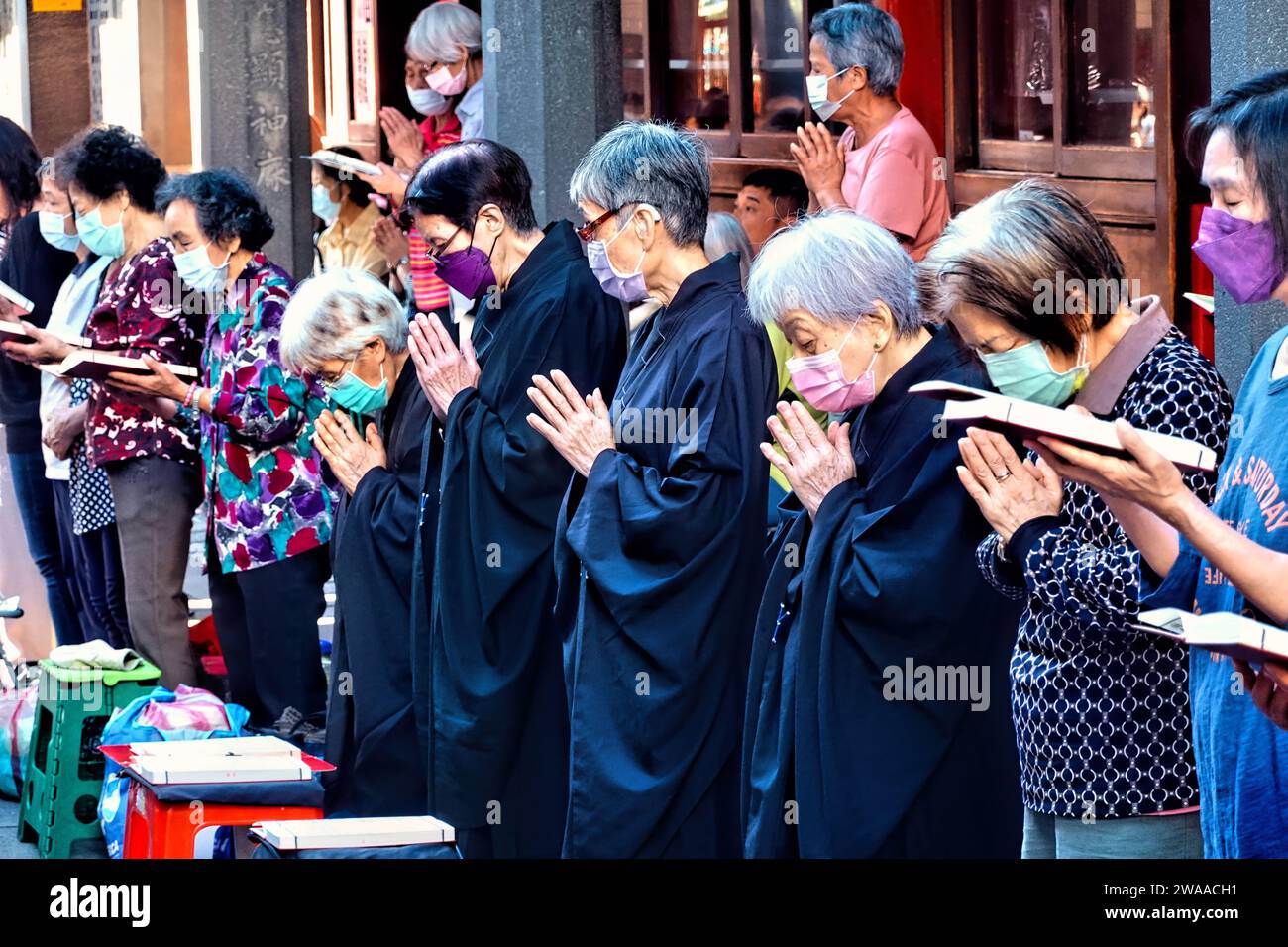 Fidèles au temple Bangka Lungshan (Longshan), Taipei, Taiwan Banque D'Images