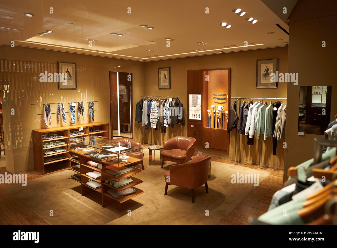 SINGAPOUR - 05 NOVEMBRE 2023 : magasin Hermes dans les Shoppes de Marina Bay Sands. Hermes International S.A. est une maison française de design de luxe Banque D'Images