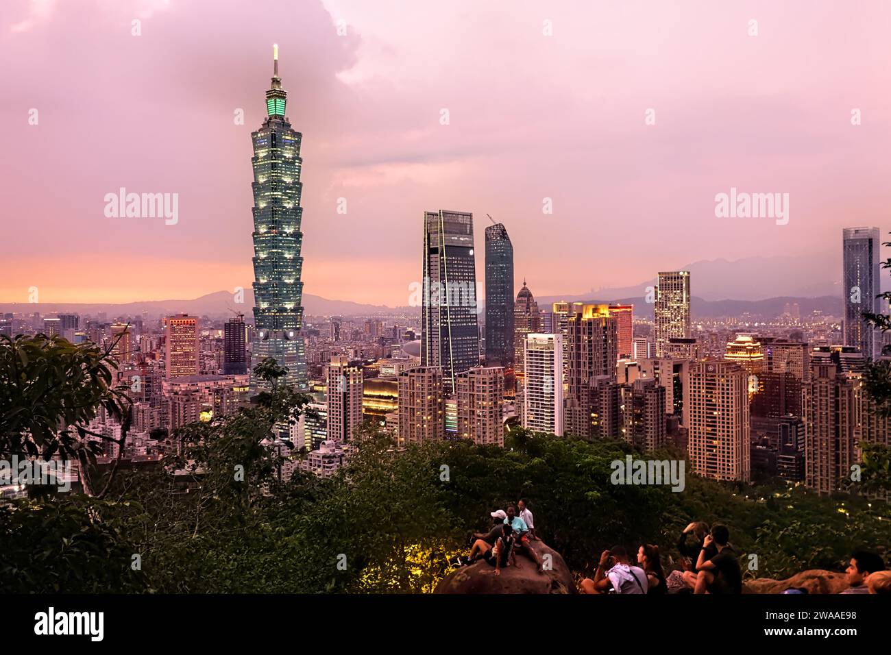Touristes regardant Taipei 101 au coucher du soleil de Elephant Peak, Taipei, Taiwan Banque D'Images