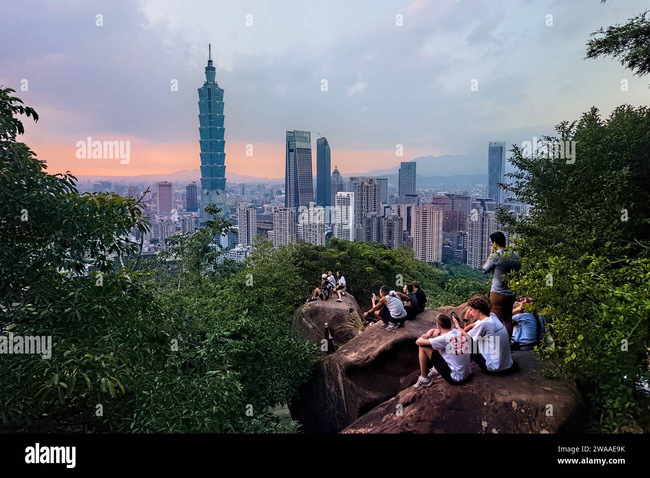 Touristes regardant Taipei 101 au coucher du soleil de Elephant Peak, Taipei, Taiwan Banque D'Images