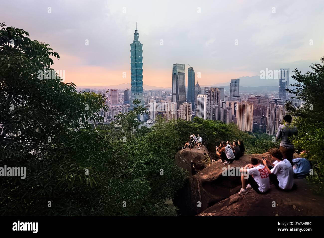 Touristes regardant Taipei 101 au coucher du soleil de Elephant Peak, Taipei, Taiwan Banque D'Images