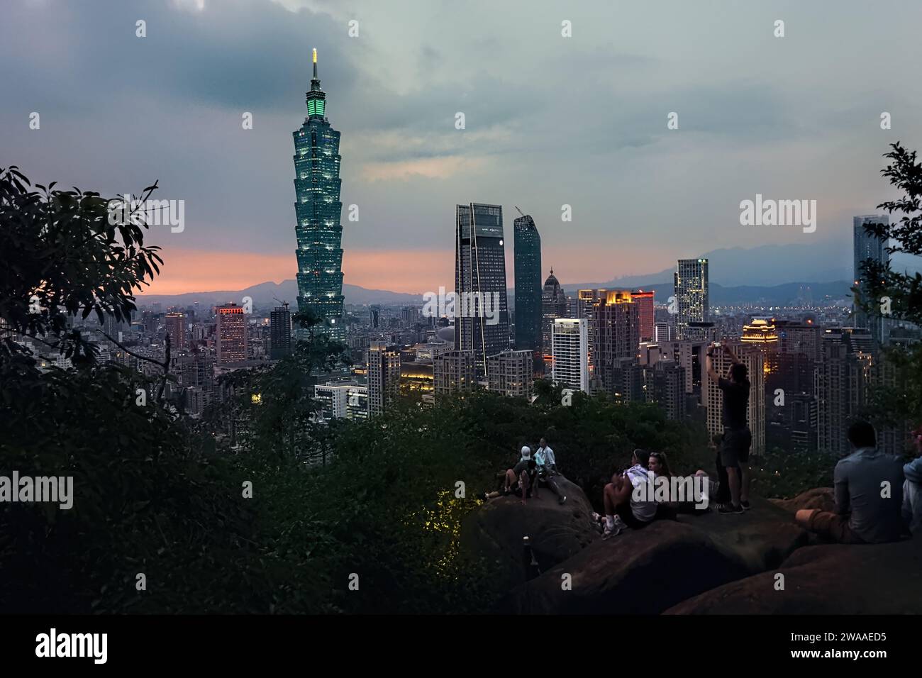 Touristes regardant Taipei 101 au coucher du soleil de Elephant Peak, Taipei, Taiwan Banque D'Images