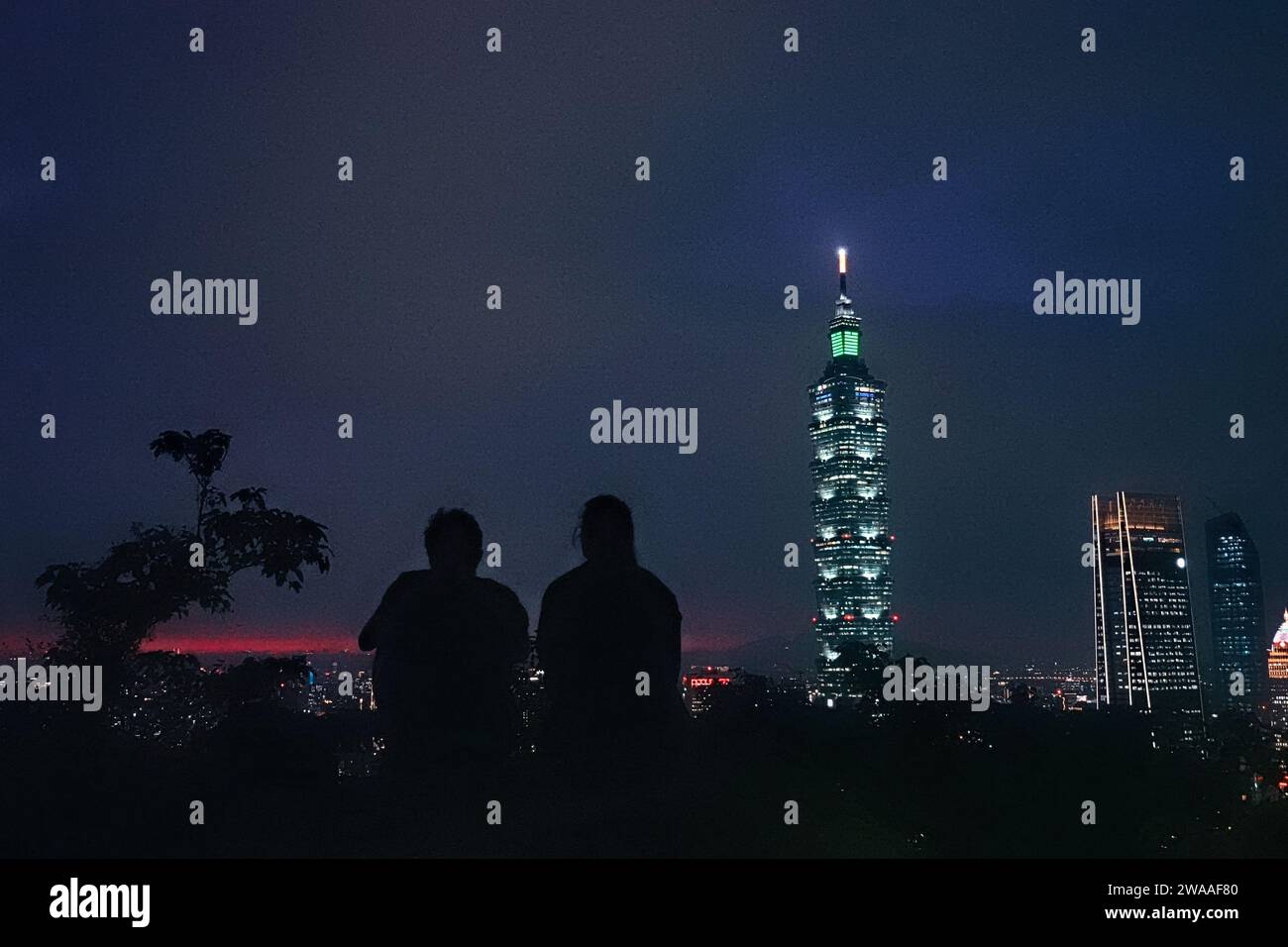Touristes regardant Taipei 101 au coucher du soleil de Elephant Peak, Taipei, Taiwan Banque D'Images