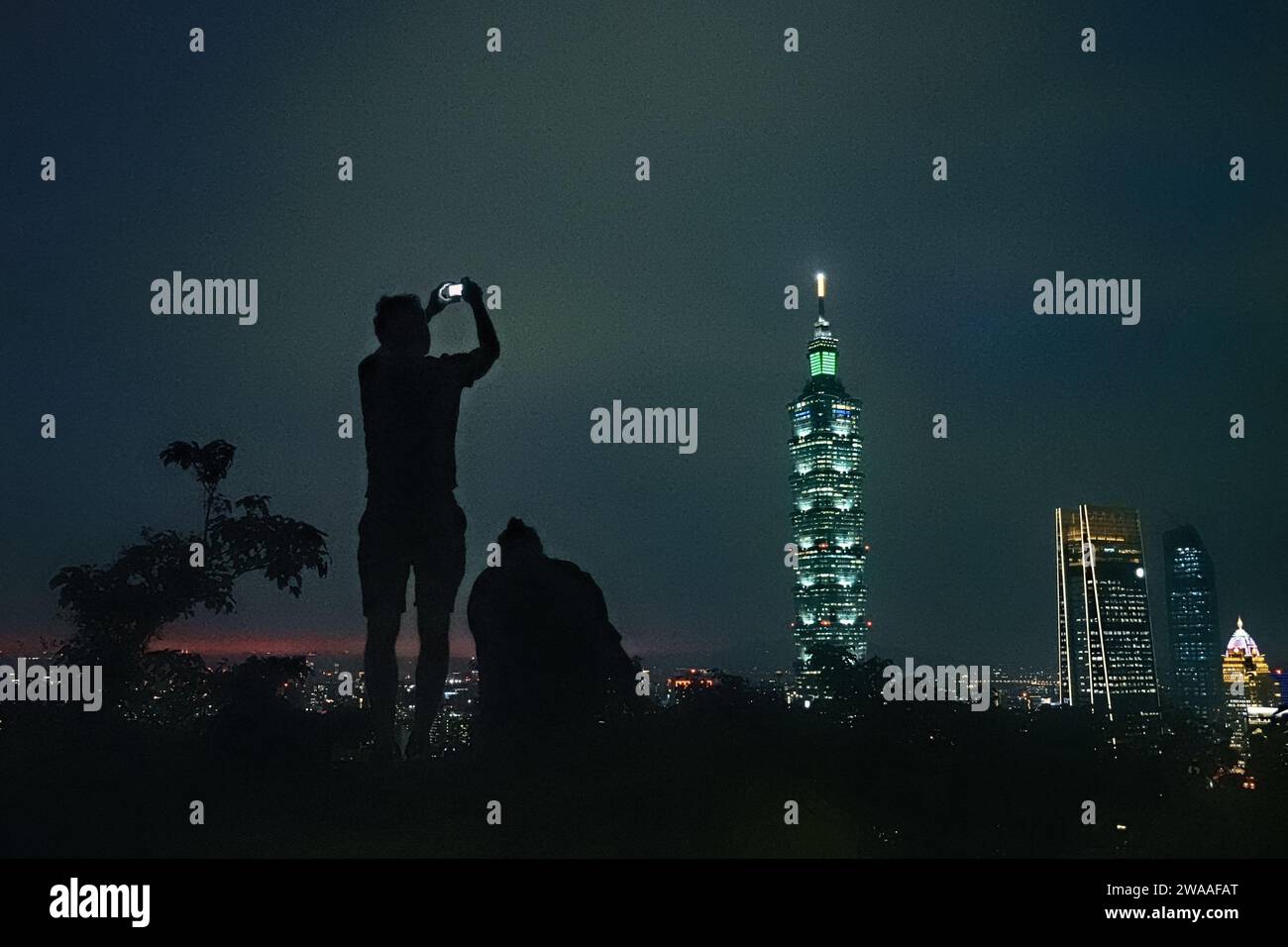 Touristes regardant Taipei 101 au coucher du soleil de Elephant Peak, Taipei, Taiwan Banque D'Images