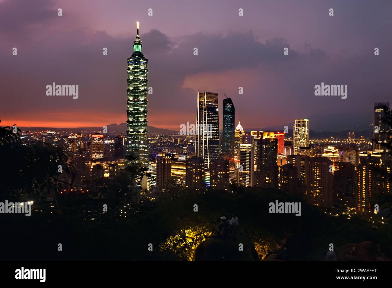 Taipei 101 au coucher du soleil, vu depuis Elephant Peak, Taipei, Taiwan Banque D'Images