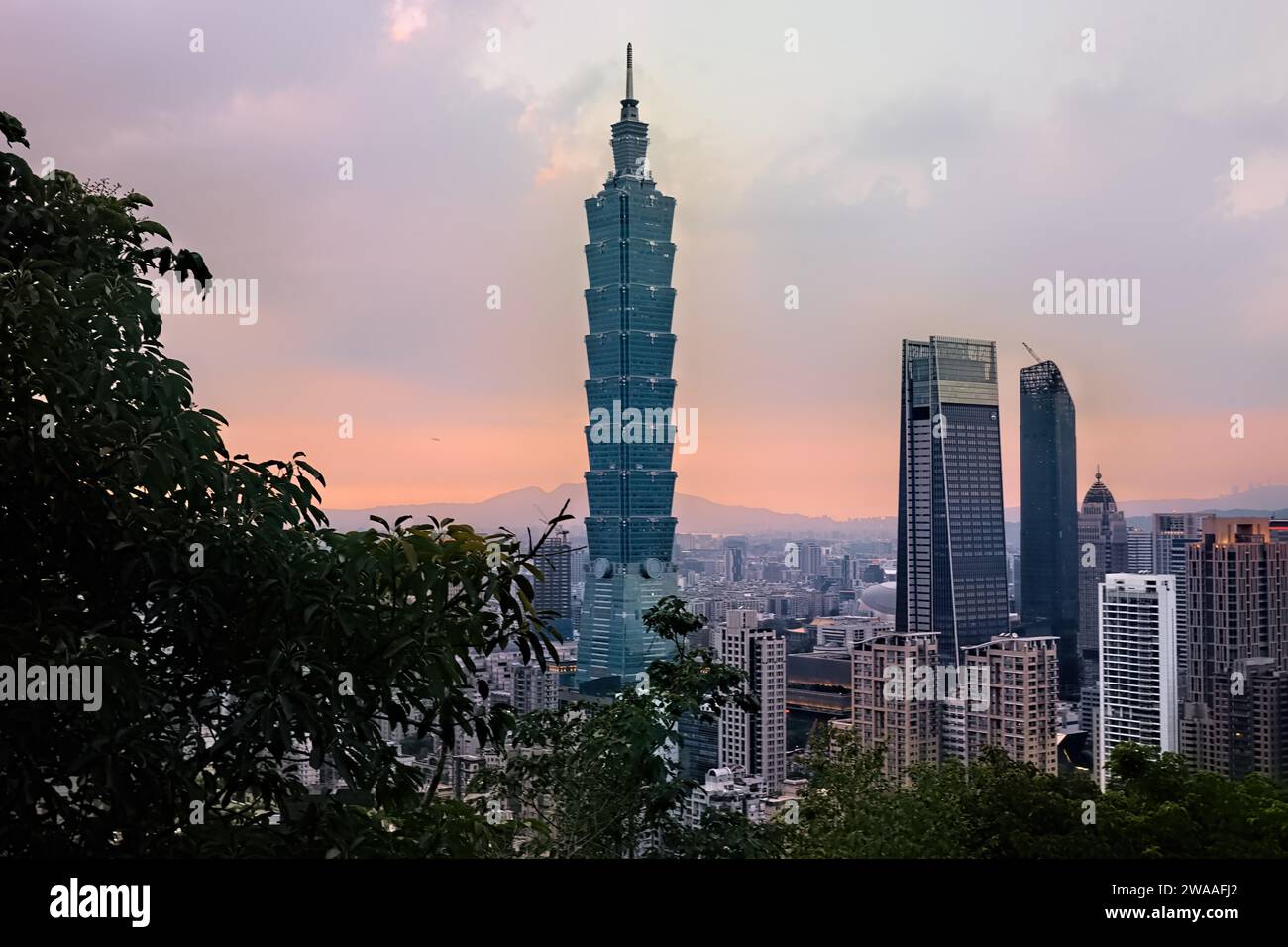 Taipei 101 au coucher du soleil, vu depuis Elephant Peak, Taipei, Taiwan Banque D'Images